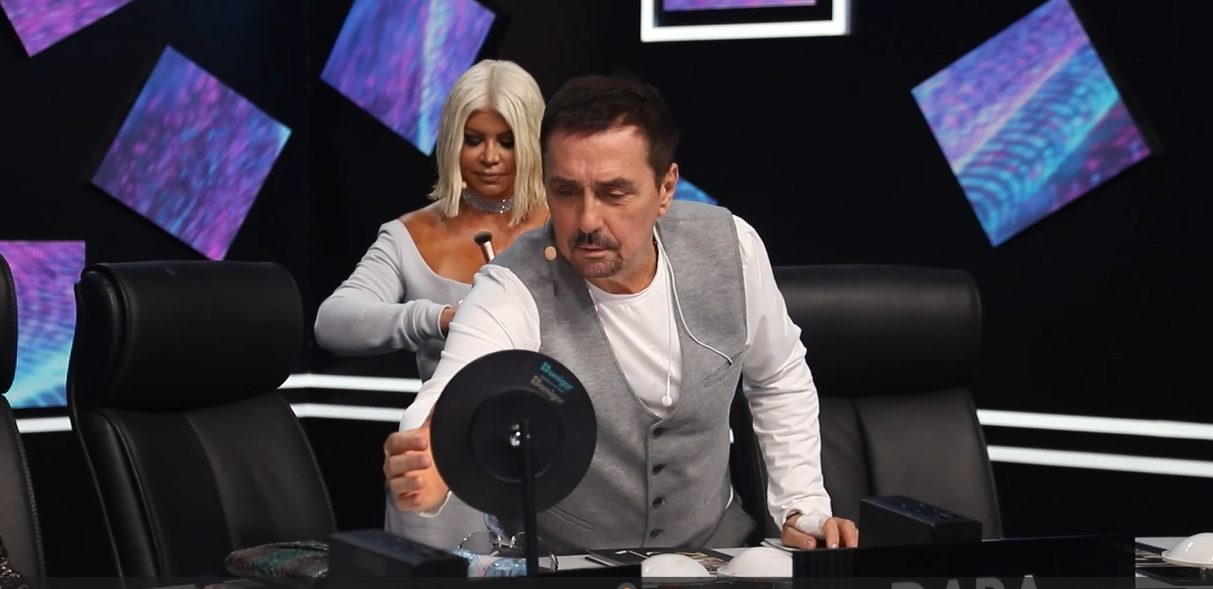 Šta se dešava iza scene u Zvezdama Granda? Svi gledaju u tetovažu poznate pevačice VIDEO 6 keba i dara