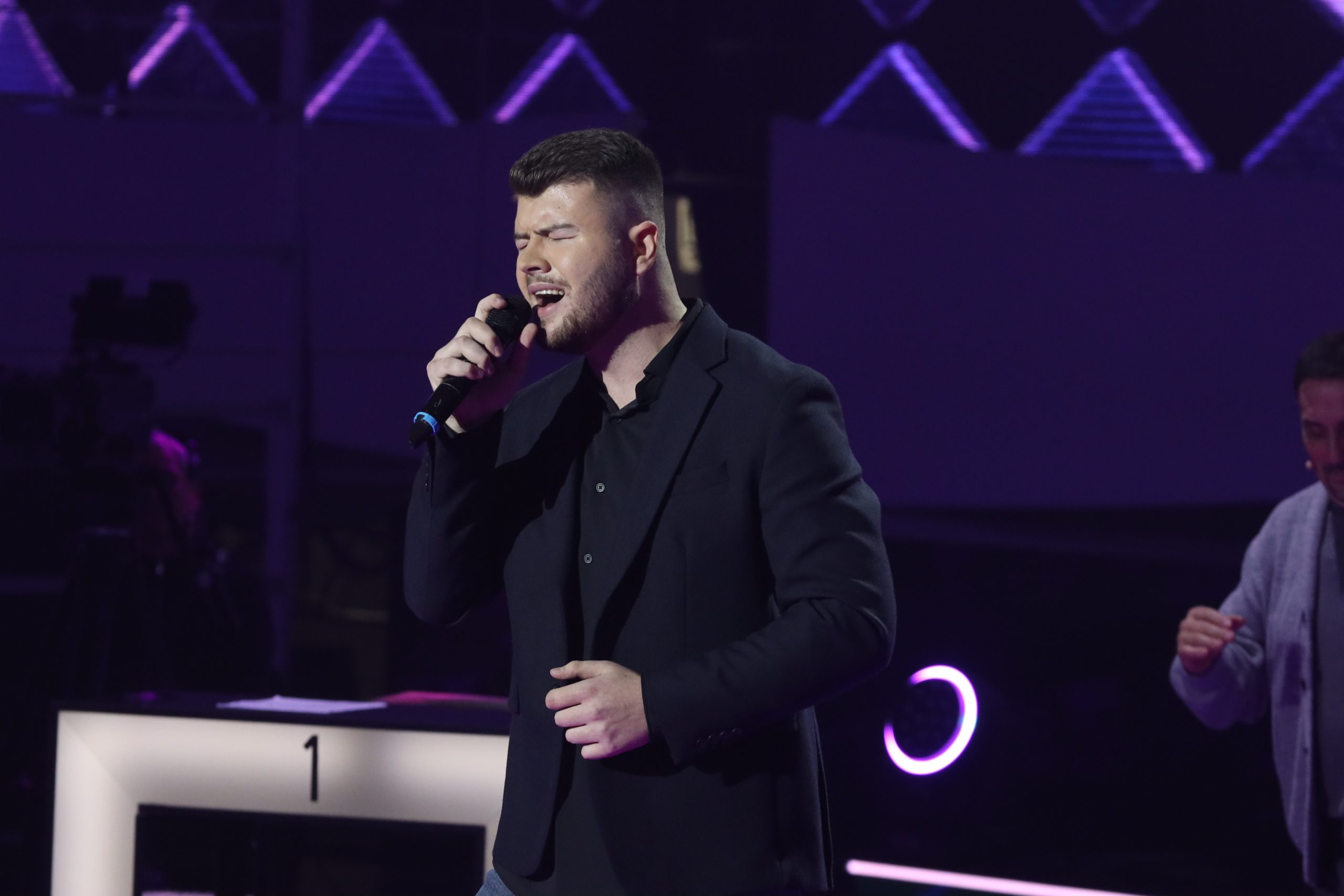 "Ovo treba da uđe u arhivski snimak" Almir Mustafić otpevao "Vihor ružu" kao niko do sada VIDEO 7 0A0A1025 1