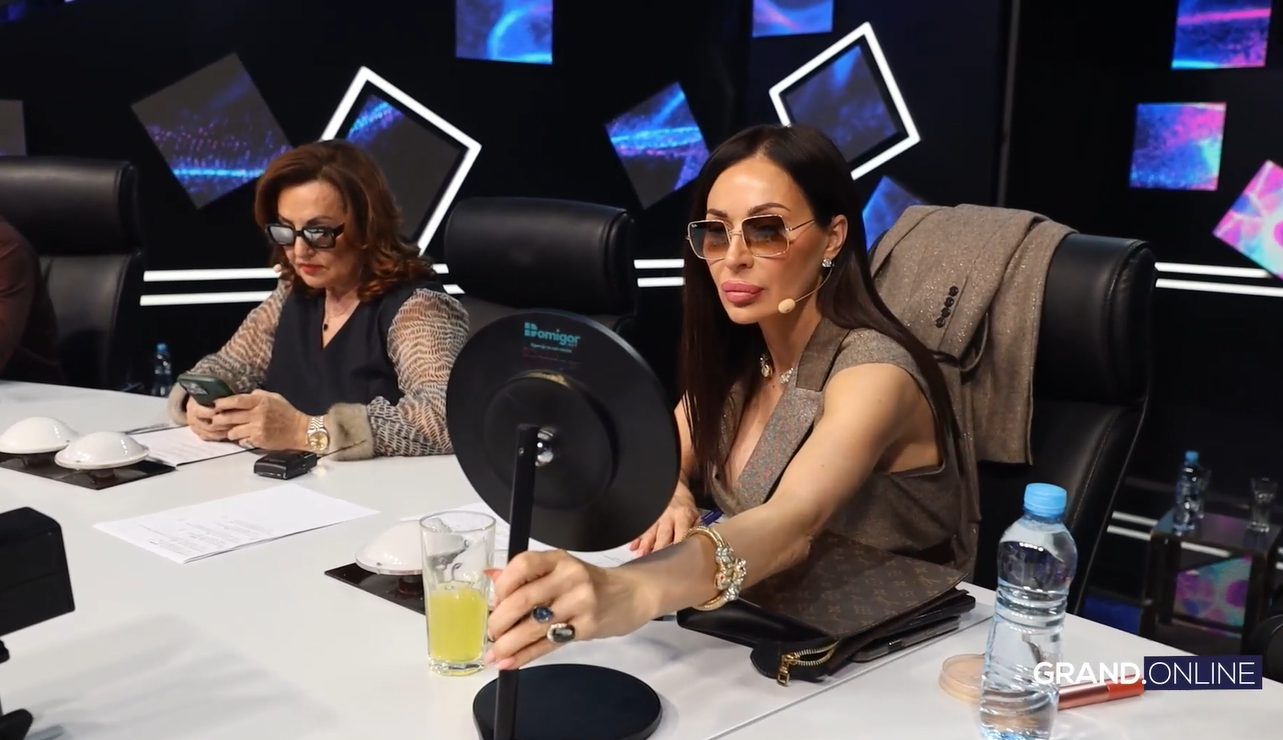 Keba drži predavanje takmičarima pred početak emisije - Zavirite iza scene Zvezda Granda VIDEO 8 ceca raznatovic
