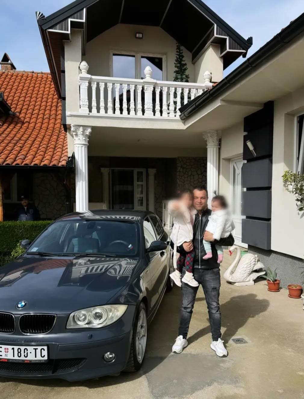 Pevač se hvalio da ima tri kuće, sad isplivala istina: "Deca su u Evropi, imaju sve u životu" 6 cobe