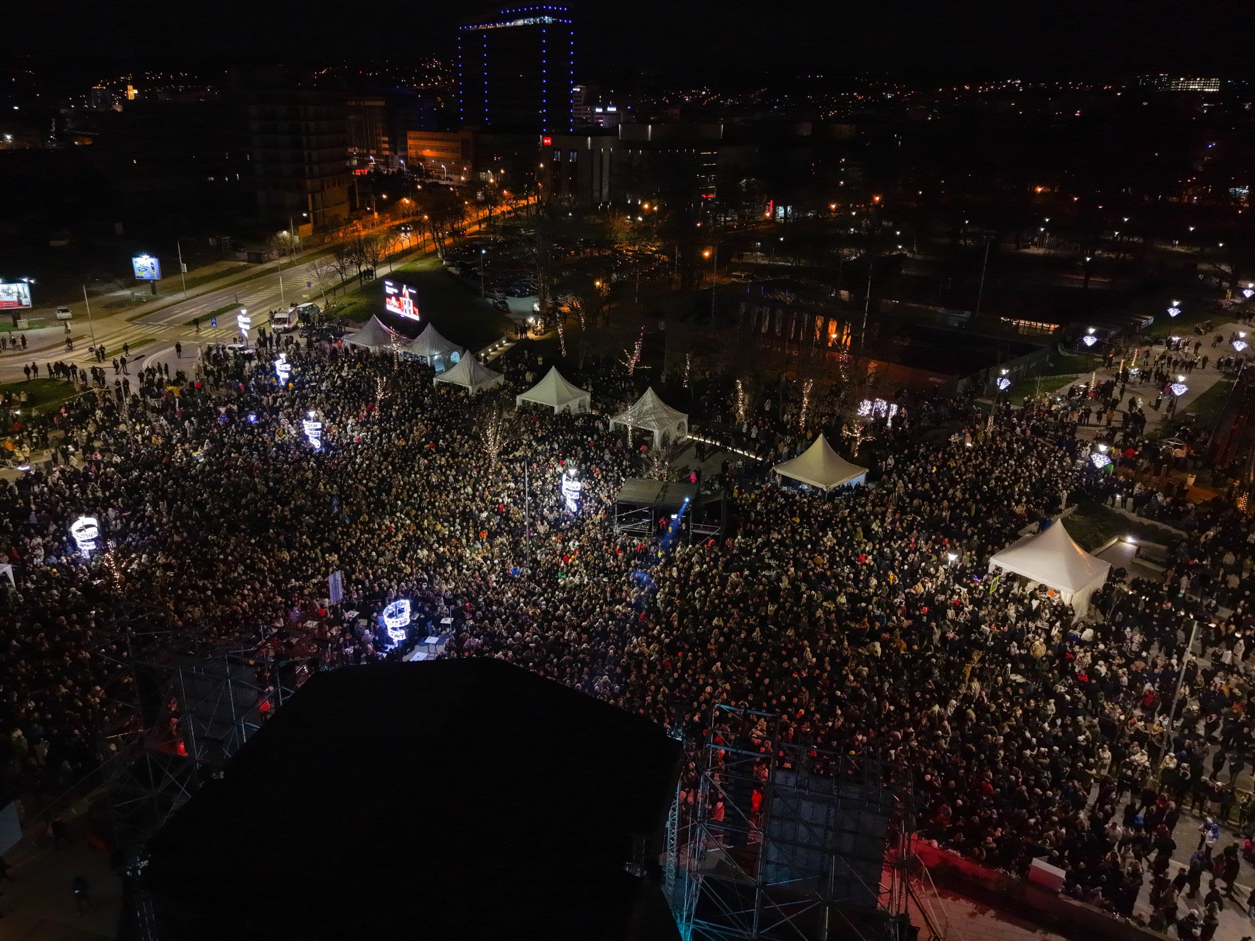 Banja Luka ovacijama dočekala Acu Pejovića: 30.000 ljudi horski pevalo po izuzetno hladnom vremenu! 2 image00020