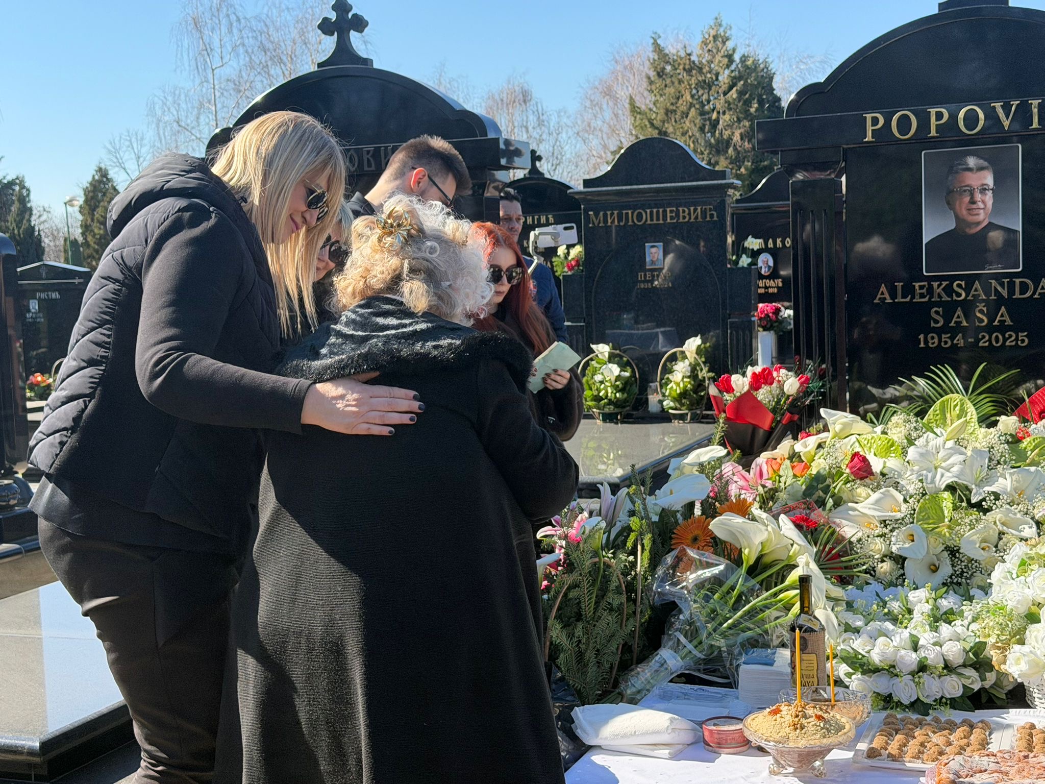 Tužna scena na Bežanijskom groblju: Sestra Saše Popovića u suzama mazi sliku svog brata VIDEO 9 65e47af6 4368 4038 96d8 a1bdb1829d2f