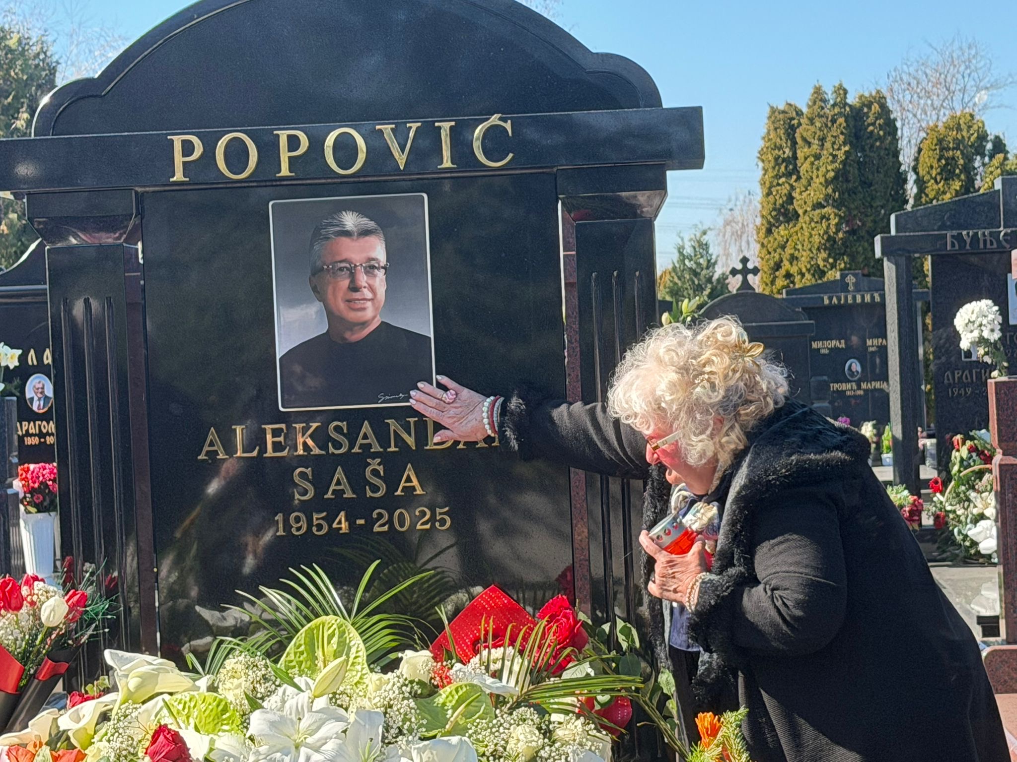 Tužna scena na Bežanijskom groblju: Sestra Saše Popovića u suzama mazi sliku svog brata VIDEO 4 7e40ee02 dbdd 43bf b23c b99665d11eb7