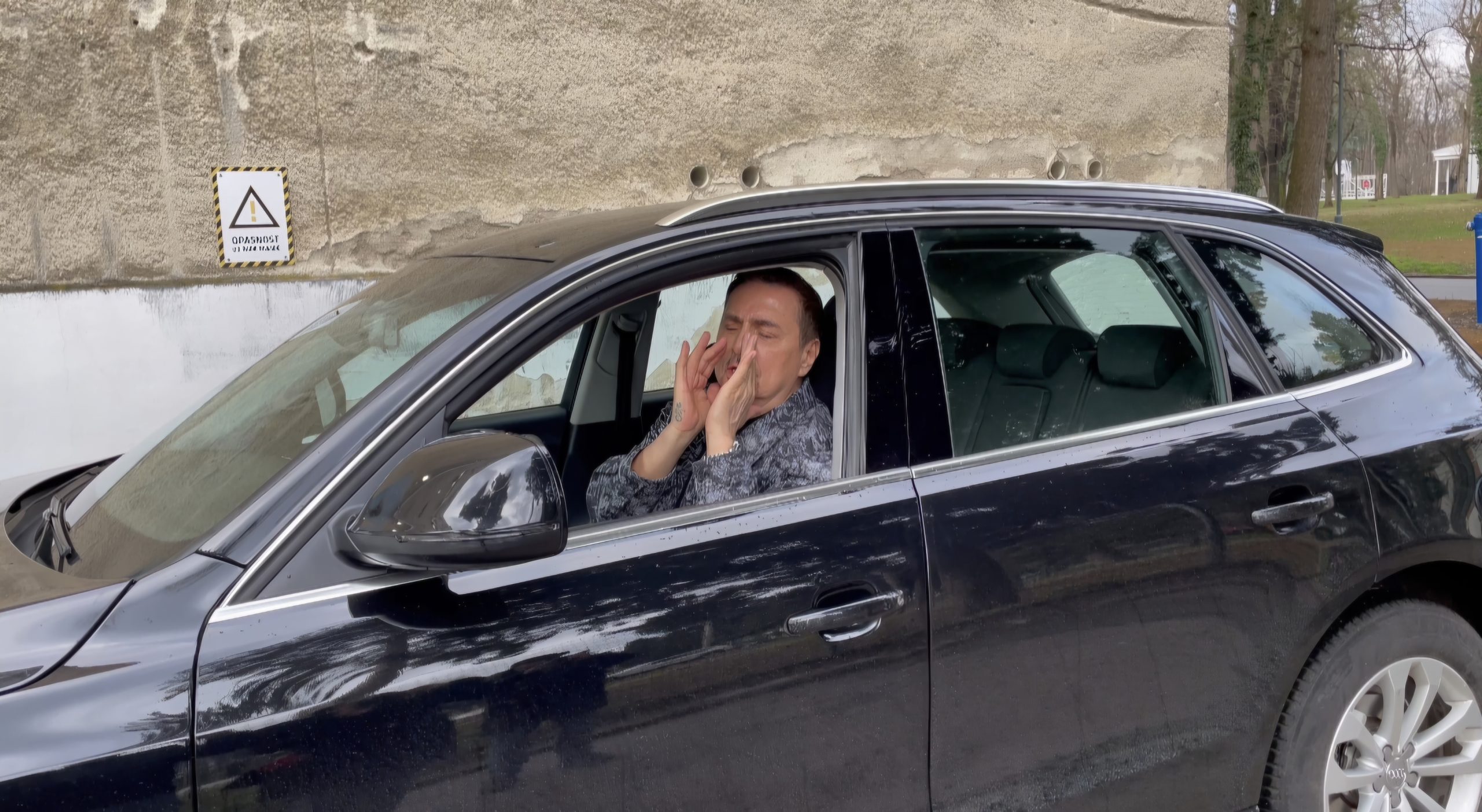 "Zašto se to dešava?": Keba zakukao pri dolasku u Zvezde Granda, pa zapevao nasred parkinga (VIDEO) 6 Screenshot 20260224 135327 Gallery