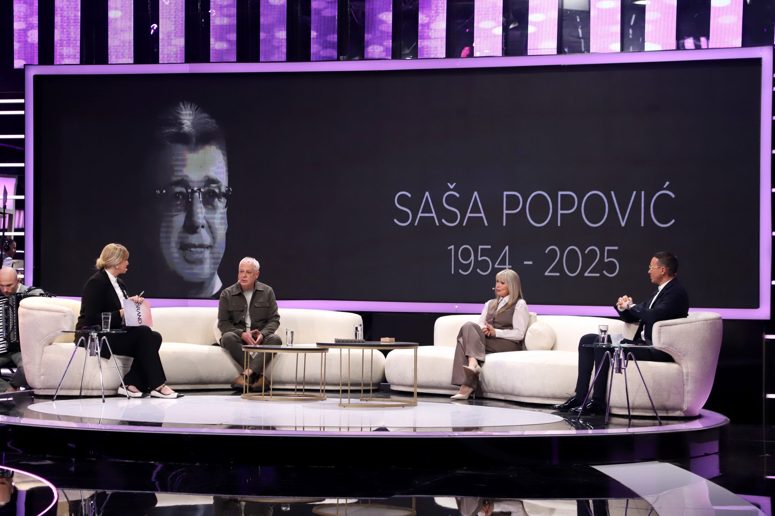 Tišina, pa jeza: Emotivan početak emisije Grand specijal posvećen Saši Popoviću: "Prvi mart znači jednu tugu" 7 VODITELJI SA GOSTIM GS SNIMANJE 18022026 FOTO ELE 13 ok 1