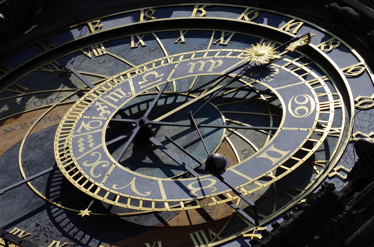 astronomical clock 2689116 1280 1