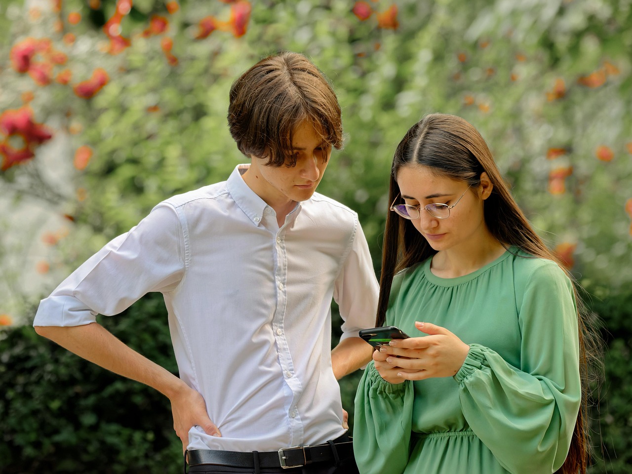 young couple 7504073 1280