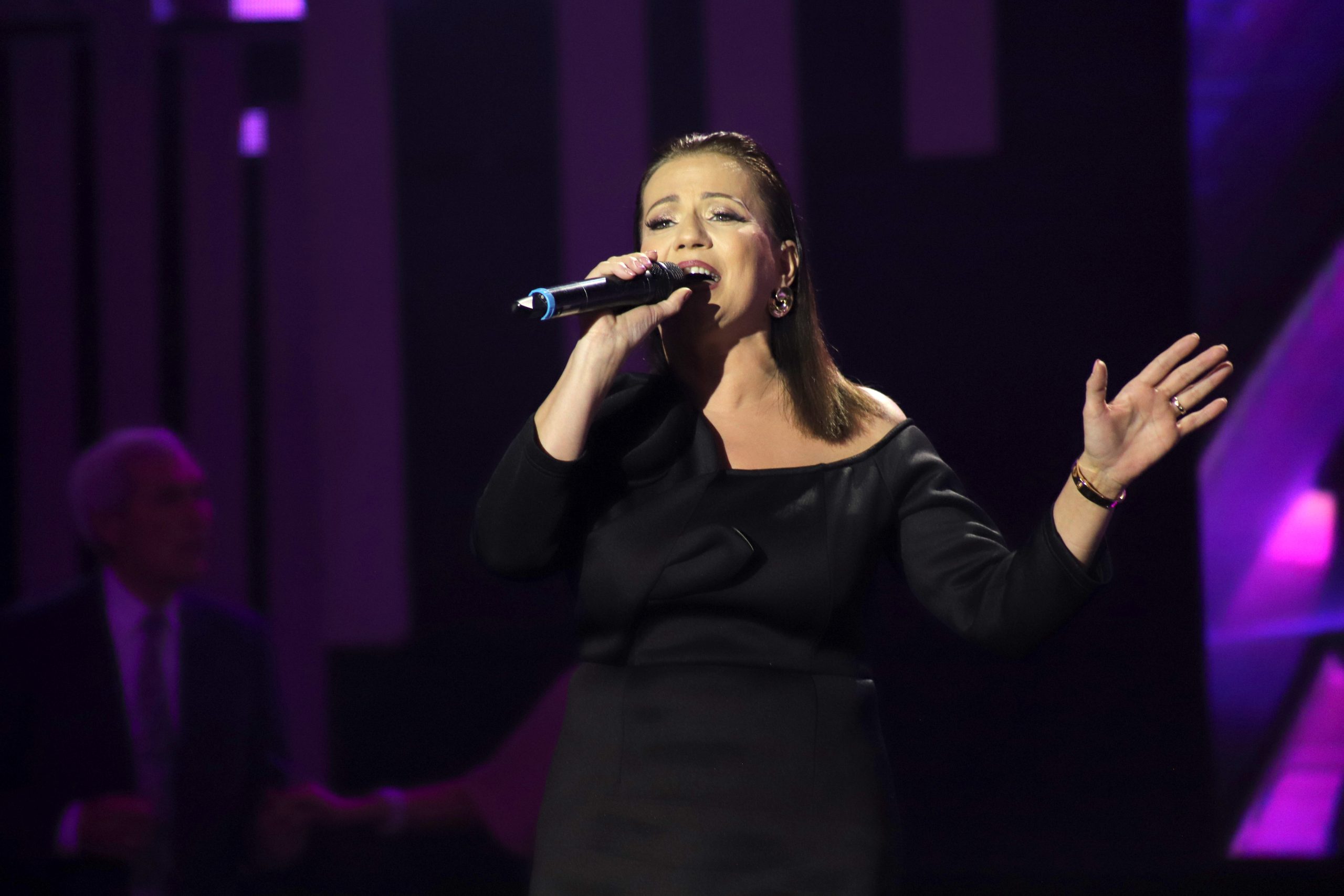 Raskošni glas Elvire Rahić pokorio studio: Pevačica sašila hit Ane Bekute (VIDEO) 5 ELVIRA RAHIC NNK SNIMANJE 09022026 FOTO ELENA 2 ok