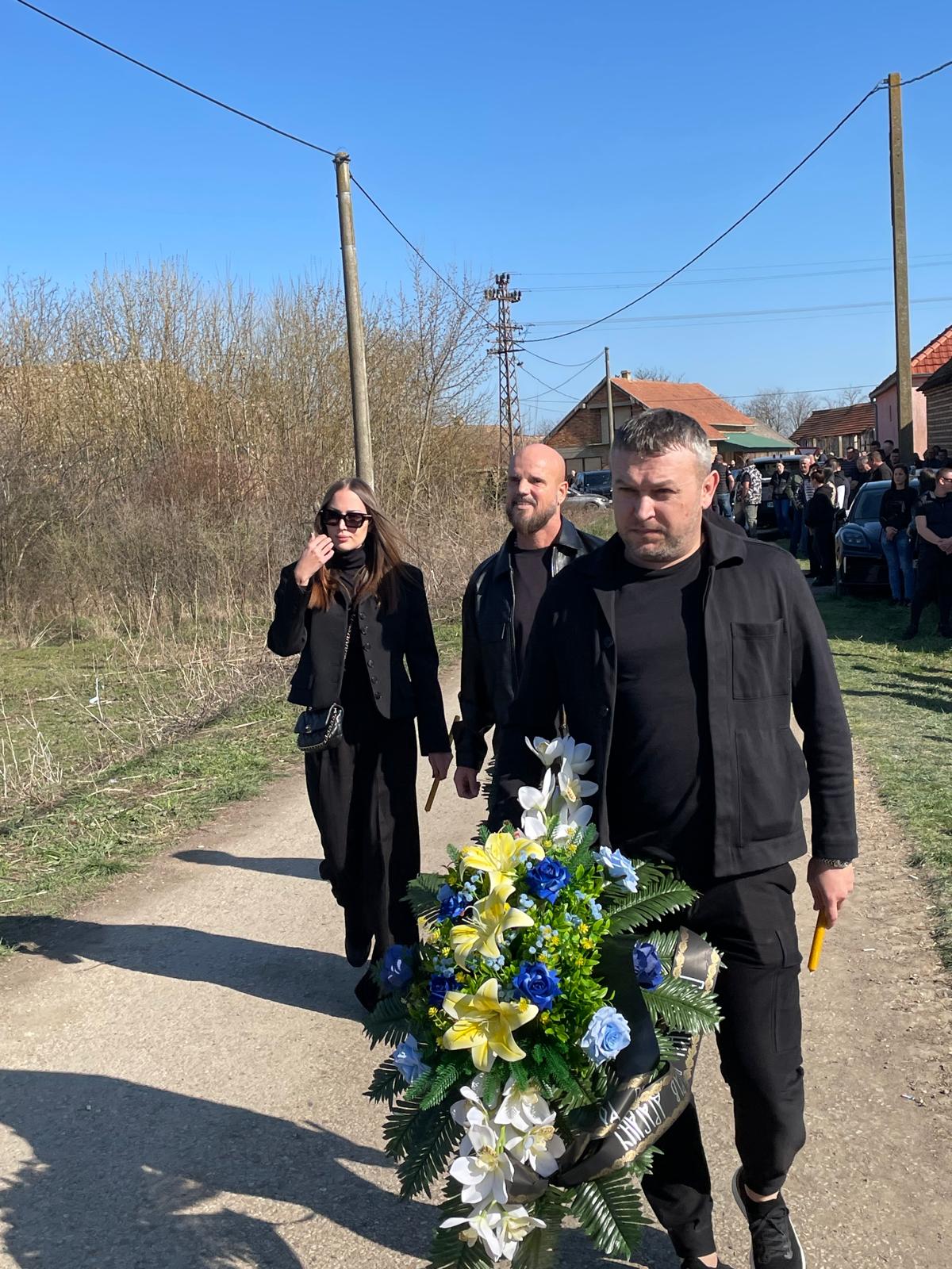 Aleksandra Prijović u crnom odelu stigla na sahranu brata Darka Lazića, pevač došao sa njom 6 IMG 20260313 WA0030