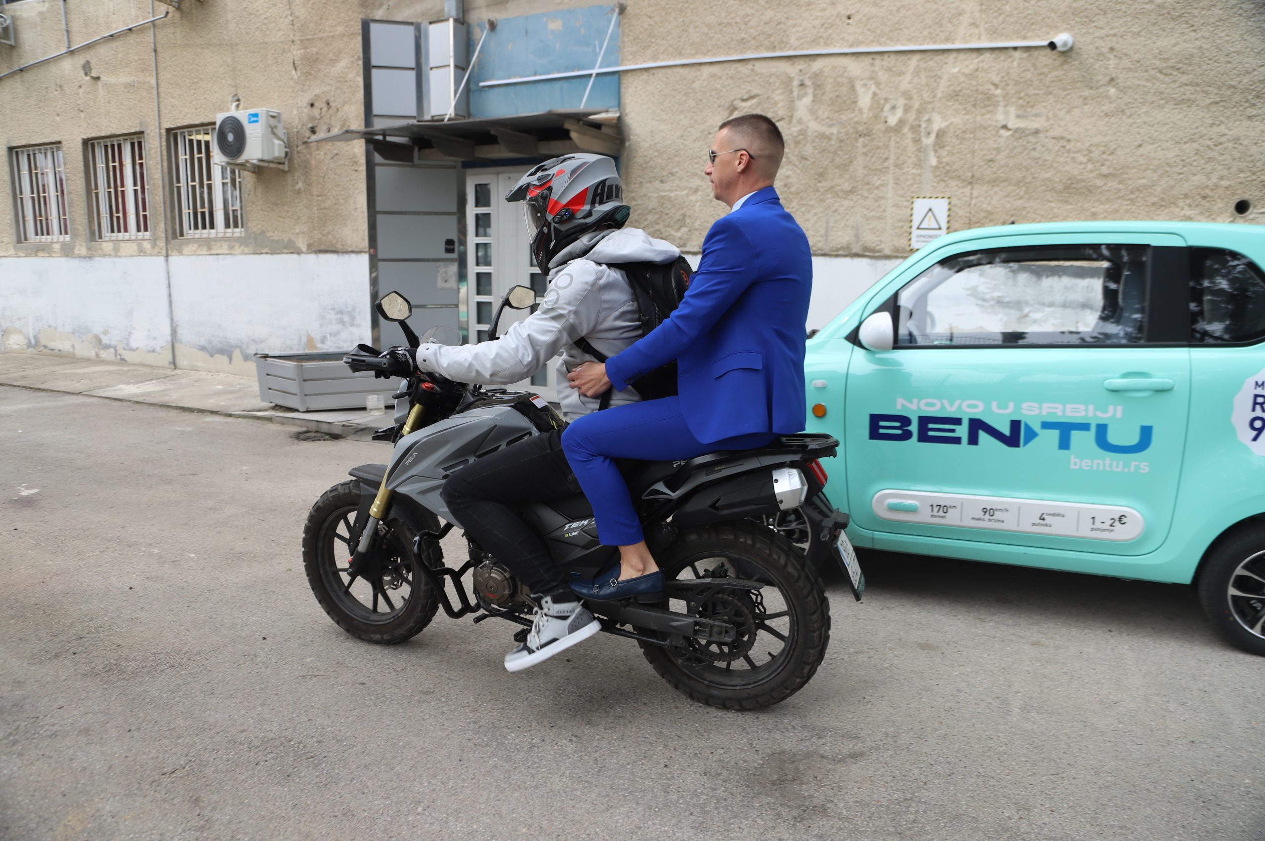 Misteriozni mladić na motoru napravio zbrku ispred studija ,,Zvezda Granda'', svi se šokirali kada su shvatili ko je u pitanju 7 IMG 1298