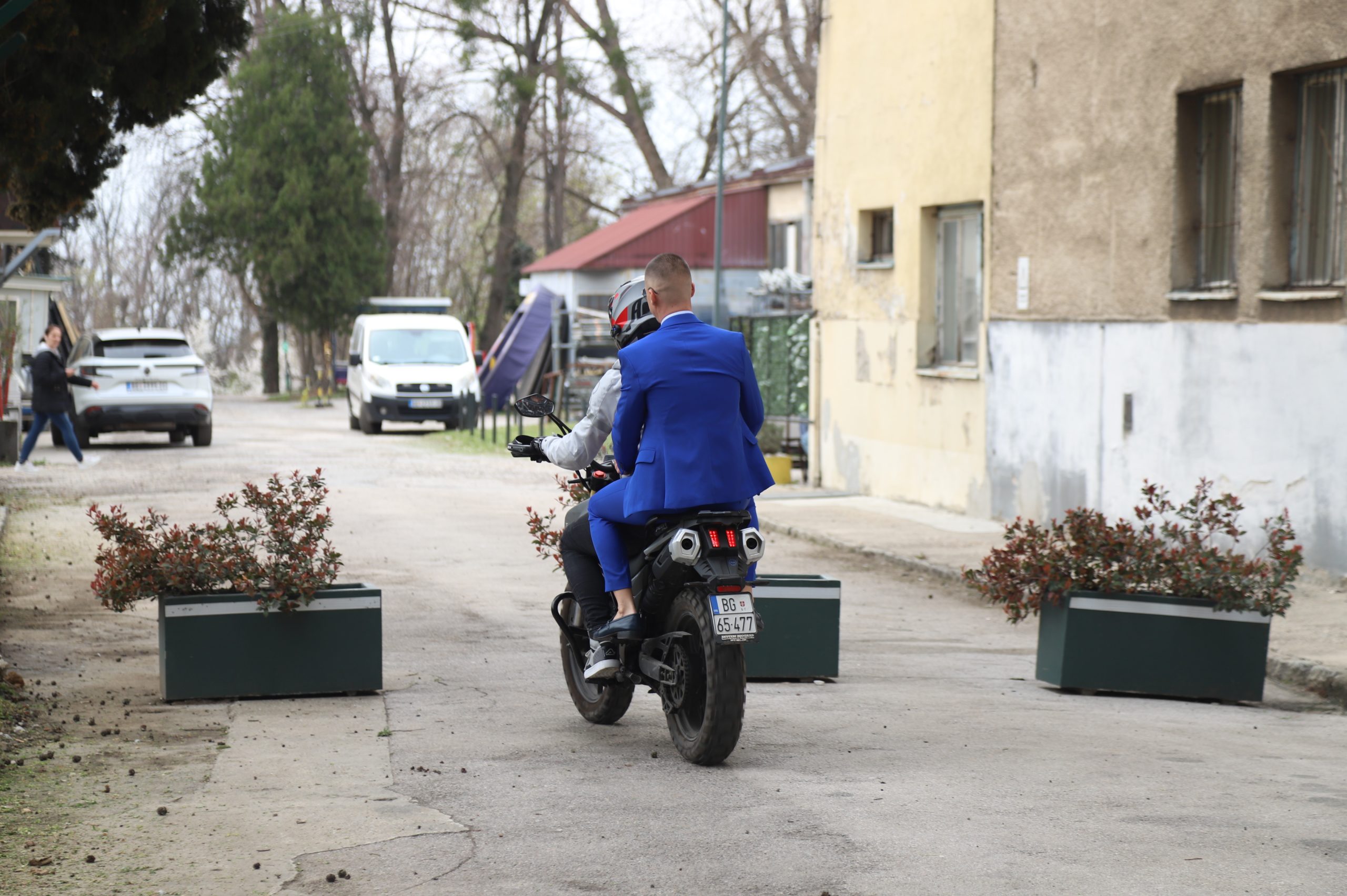 Misteriozni mladić na motoru napravio zbrku ispred studija ,,Zvezda Granda'', svi se šokirali kada su shvatili ko je u pitanju 8 IMG 1301