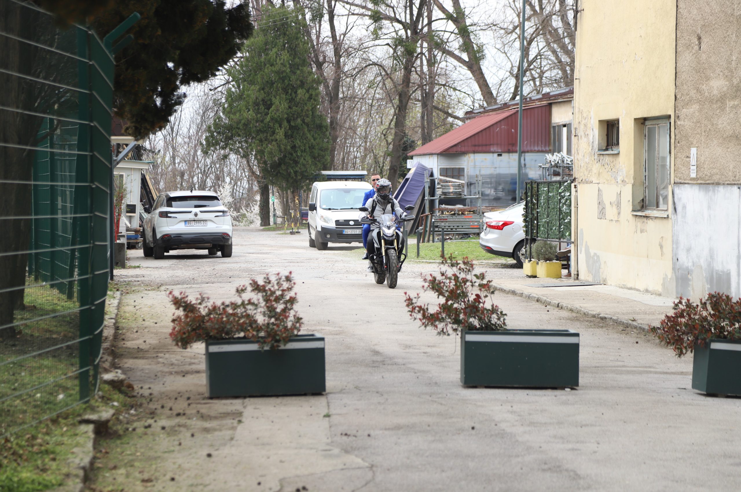 Misteriozni mladić na motoru napravio zbrku ispred studija ,,Zvezda Granda'', svi se šokirali kada su shvatili ko je u pitanju 9 IMG 1304