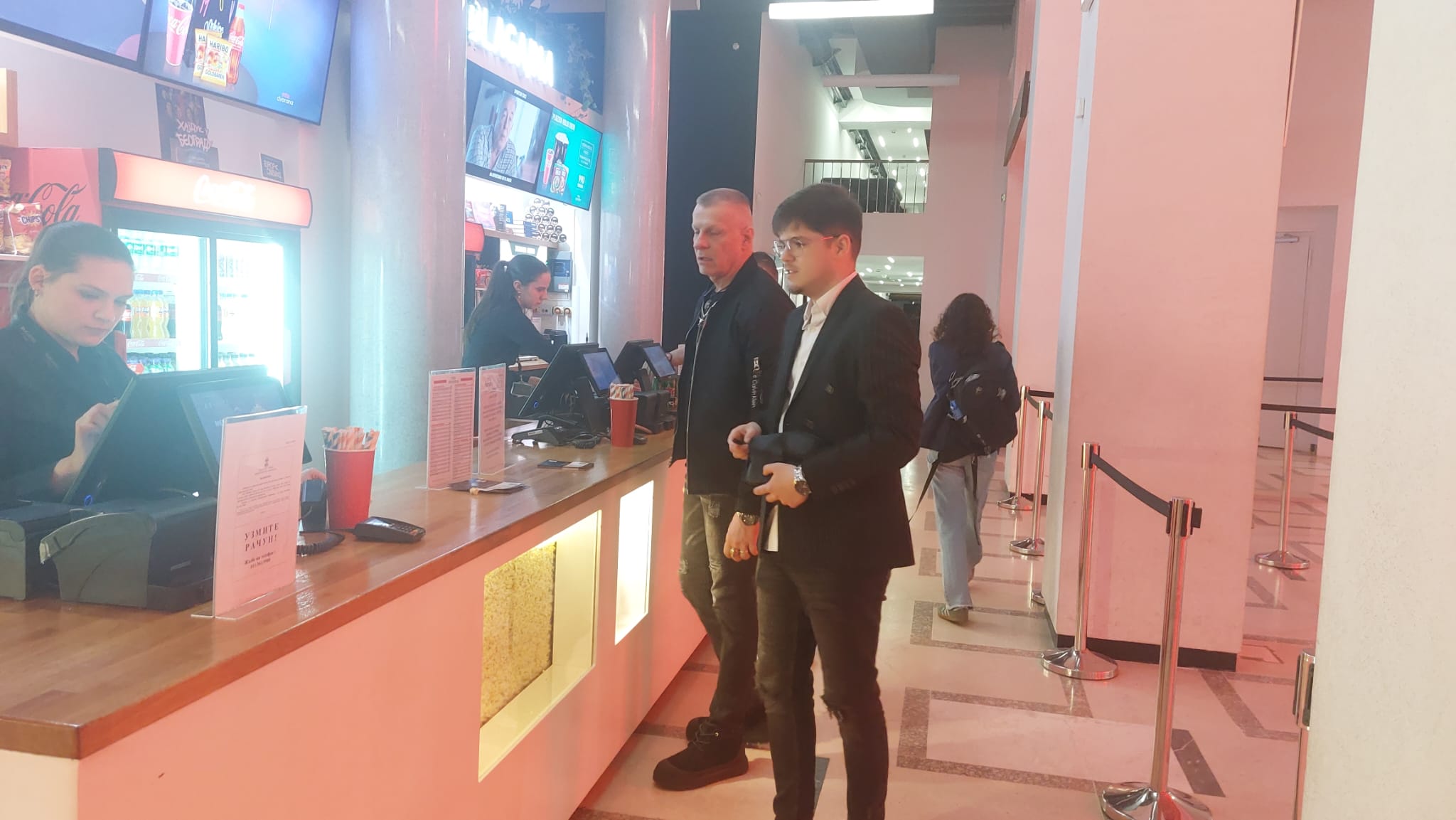 Estrada na okupu: Poznati stižu na koncert Snežane Đurišić 11 PHOTO 2026 03 24 20 48 43 1
