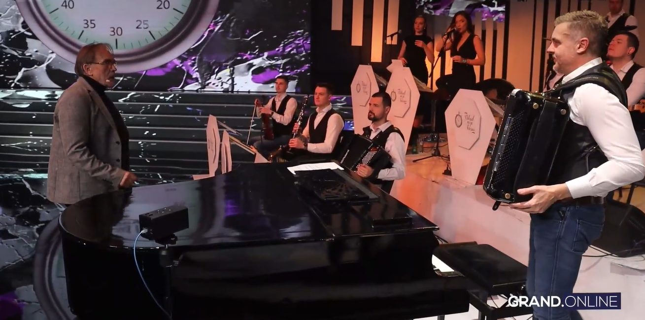 Žika Jakšić pevaču poleteo u zagrljaj, Teu do scene dopratio muž: Ovo su dešavanja iza kulisa Nikad nije kasno (VIDEO) 7 Screenshot 2026 03 13 211108