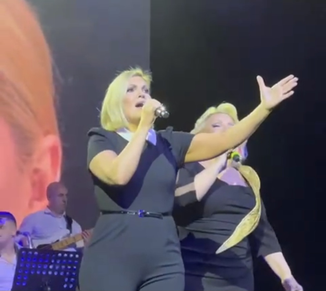 Snežina naslednica Maja izašla na scenu: Majka i ćerka u duetu prosule emocije po čitavoj dvorani VIDEO 7 Screenshot 20260324 204830 Gallery