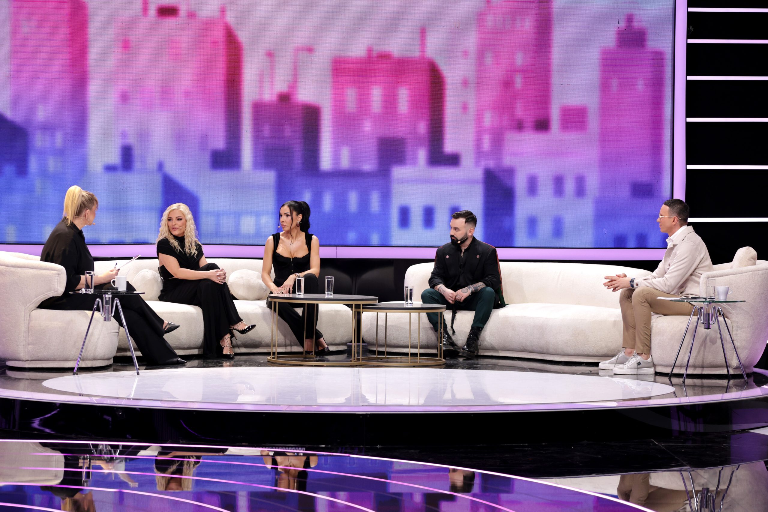 Rasprava u emisiji, pevači ušli u diskusiju zbog "teške" teme 6 VODITELJI SA GOSTIMA GS SNIMANJE 04032026 FOTO TEA 9 ok