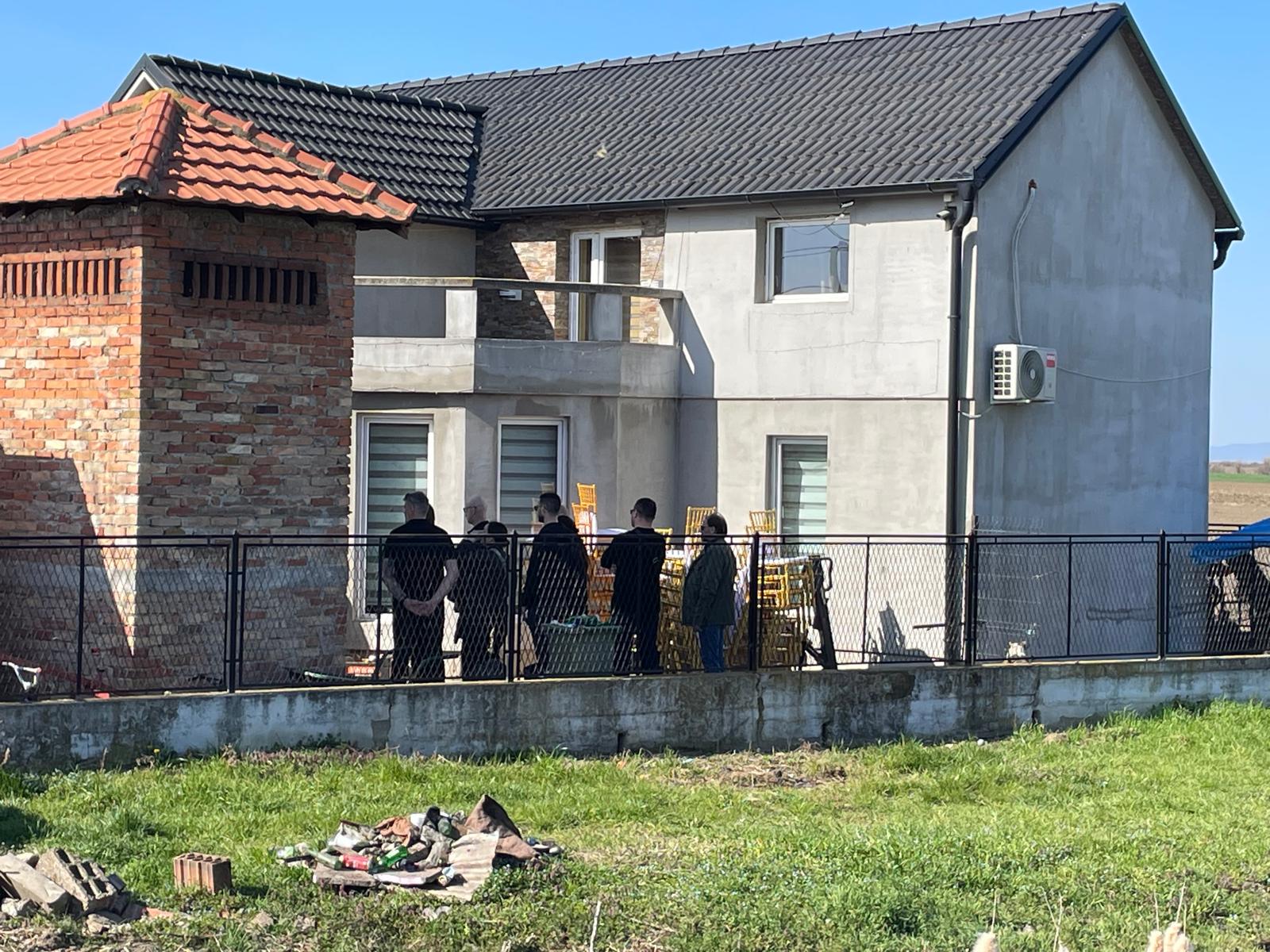 Stotine ljudi ispred Lazićeve porodične kuće, pola estrade došlo da isprati pevačevog brata 8 WhatsApp Image 2026 03 13 at 13.50.15
