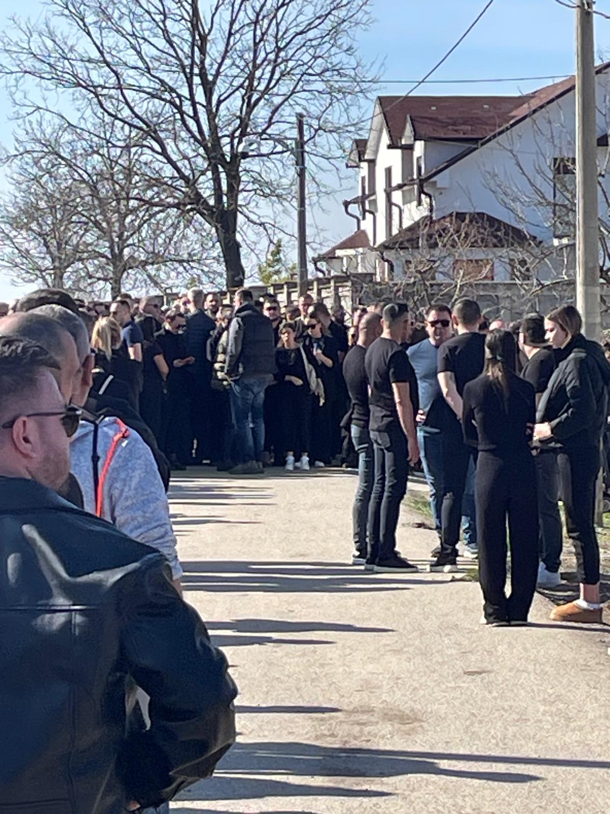 Stotine ljudi ispred Lazićeve porodične kuće, pola estrade došlo da isprati pevačevog brata 6 WhatsApp Image 2026 03 13 at 13.50.32