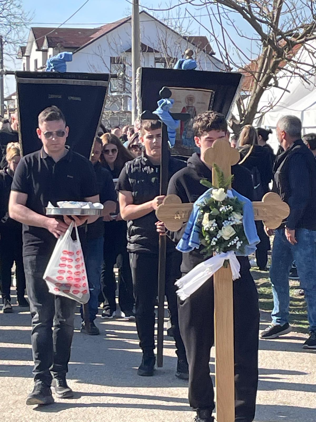 Najtužnija scena u Brestaču: Krenula povorka, evo ko nosi krst 3 WhatsApp Image 2026 03 13 at 14.16.38