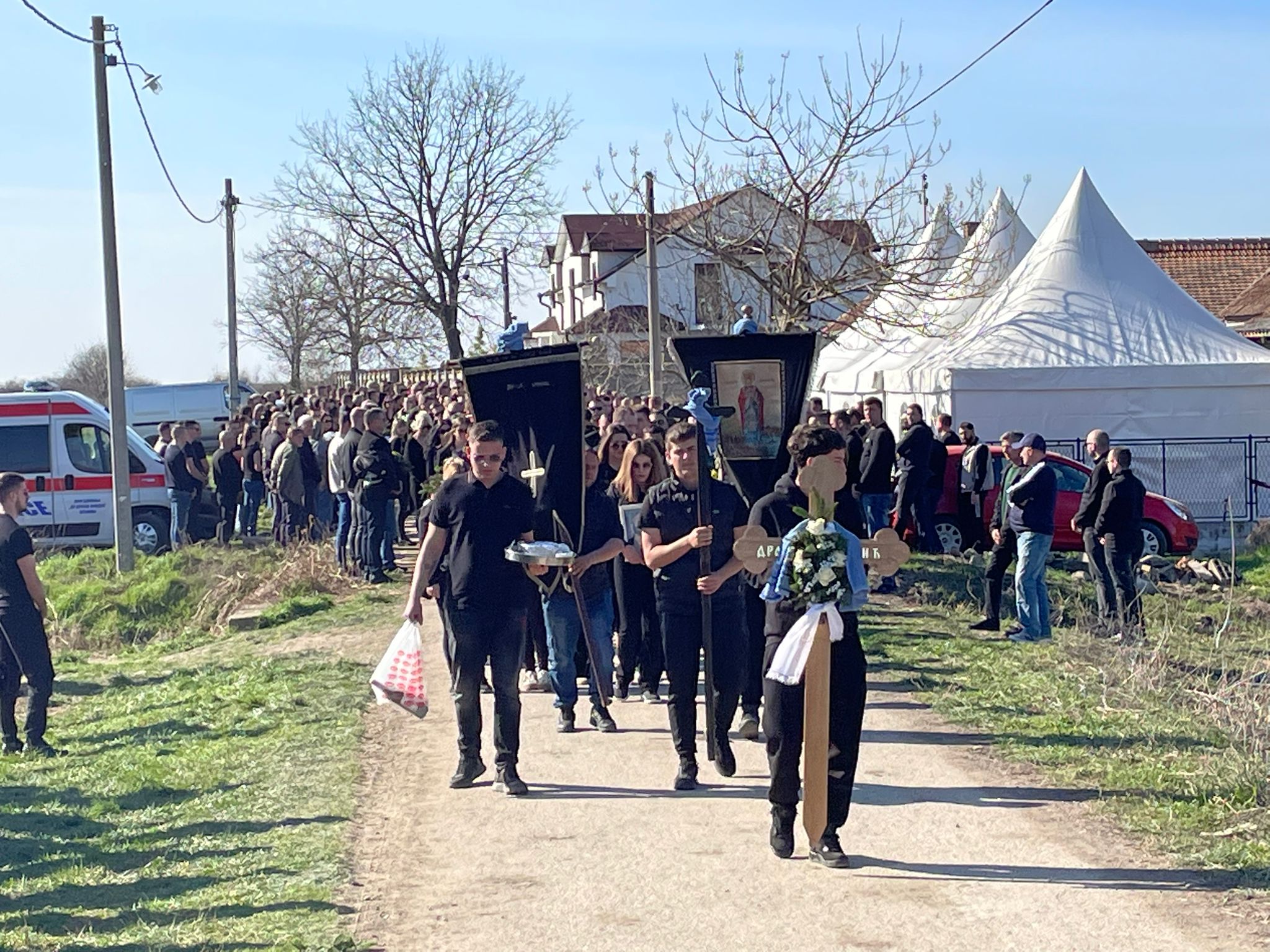 Najtužnija scena u Brestaču: Krenula povorka, evo ko nosi krst 4 WhatsApp Image 2026 03 13 at 14.17.26