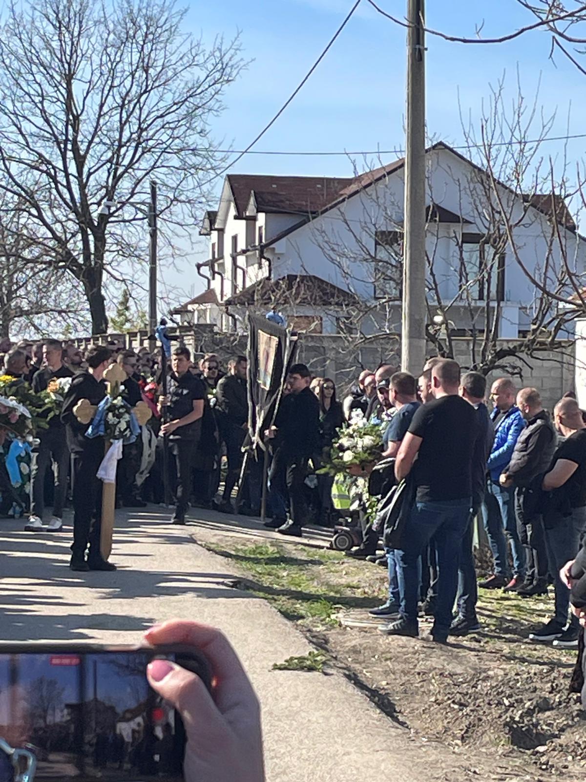 Najtužnija scena u Brestaču: Krenula povorka, evo ko nosi krst 5 WhatsApp Image 2026 03 13 at 14.18.36