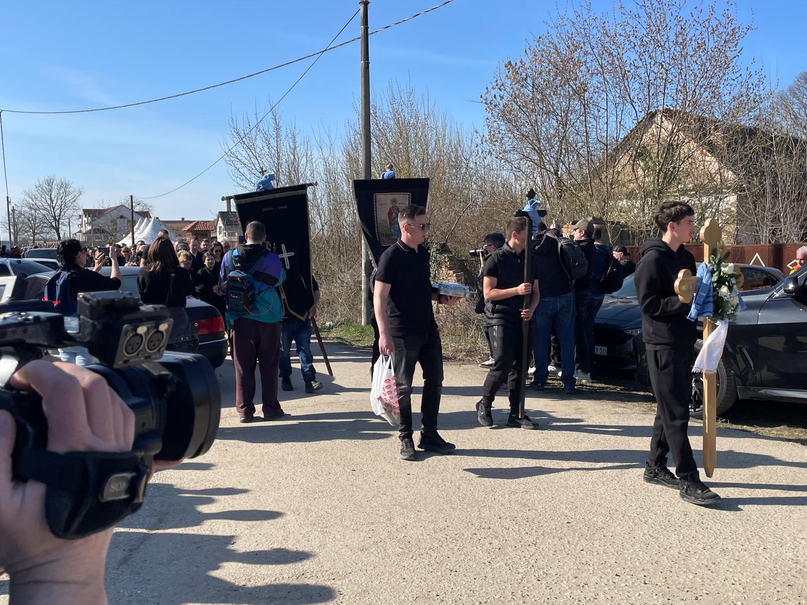 Najtužnija scena u Brestaču: Krenula povorka, evo ko nosi krst 6 WhatsApp Image 2026 03 13 at 14.22.42 1