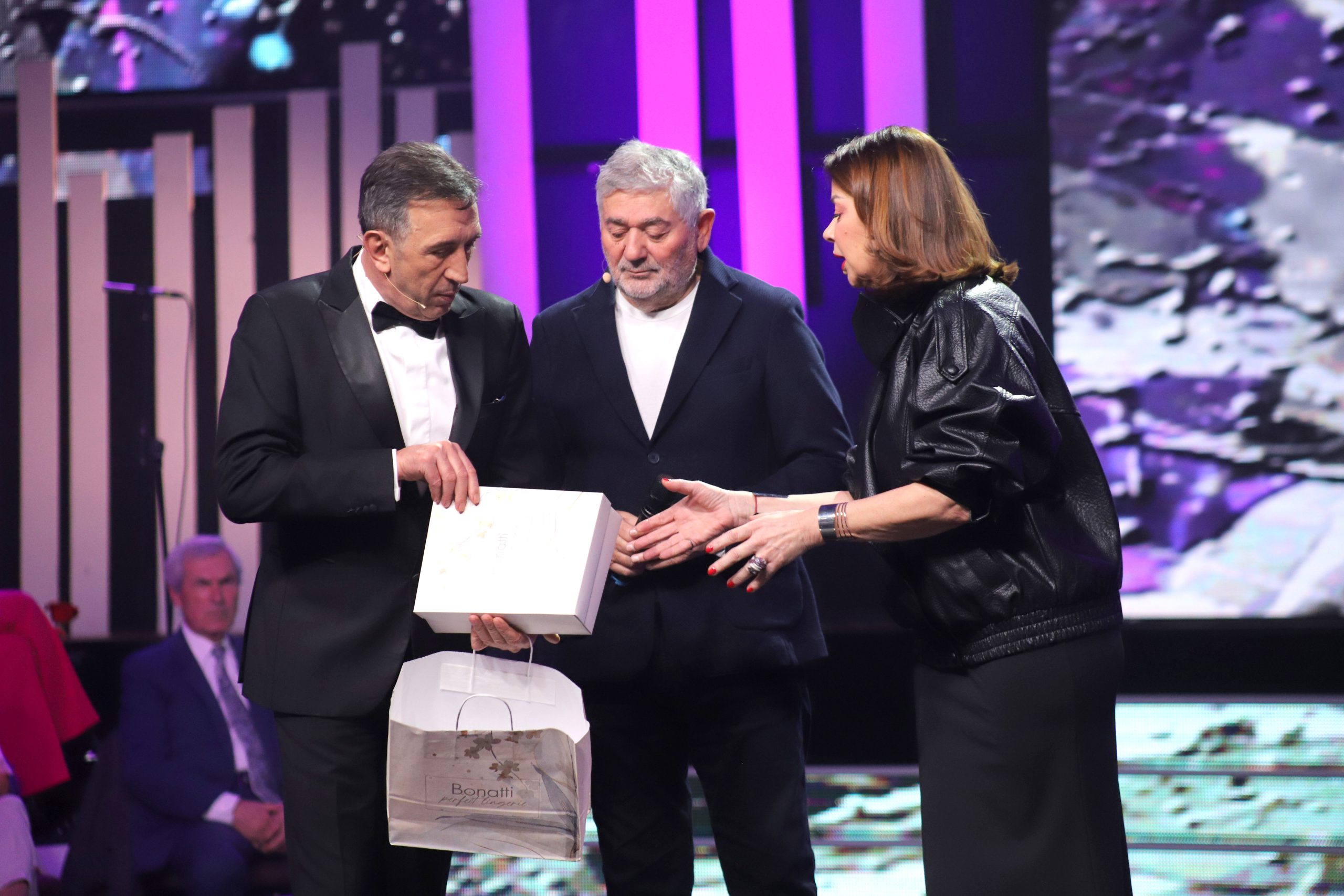 Ruže za dame u studiju, i poseban poklon za Draganu Katić: Ovako se slavi 8.mart u ,,Nikad nije kasno'' 8 ZIKA RADISA DRAGANA NNK SNIMANJE 09022026 FOTO MUNJA 10 ok