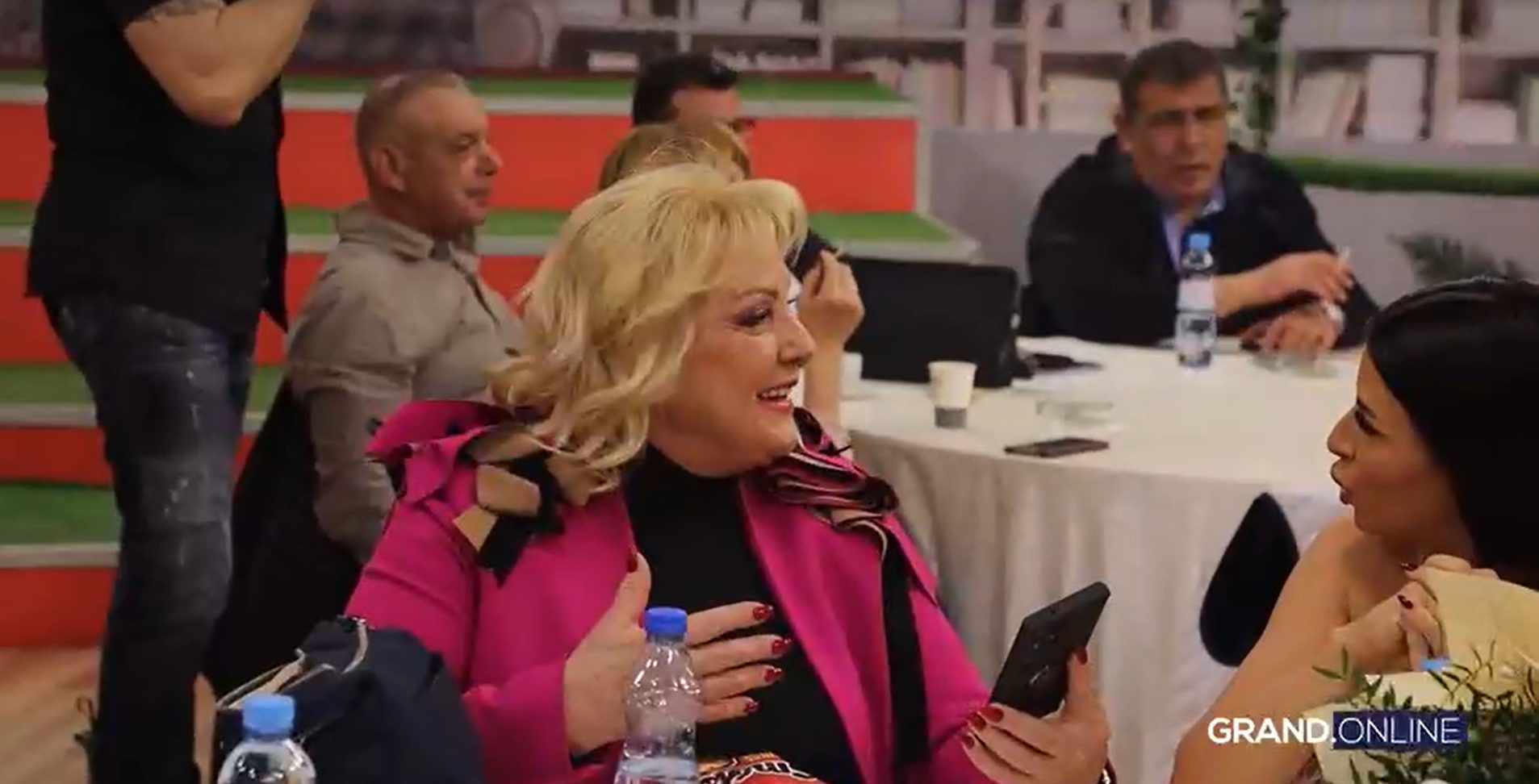 Haos u bekstejdžu Zvezda Granda: Đorđu Davidu ispao štap, Ceca popravljala karmin u poslednjem trenutku VIDEO 6 image 9 6