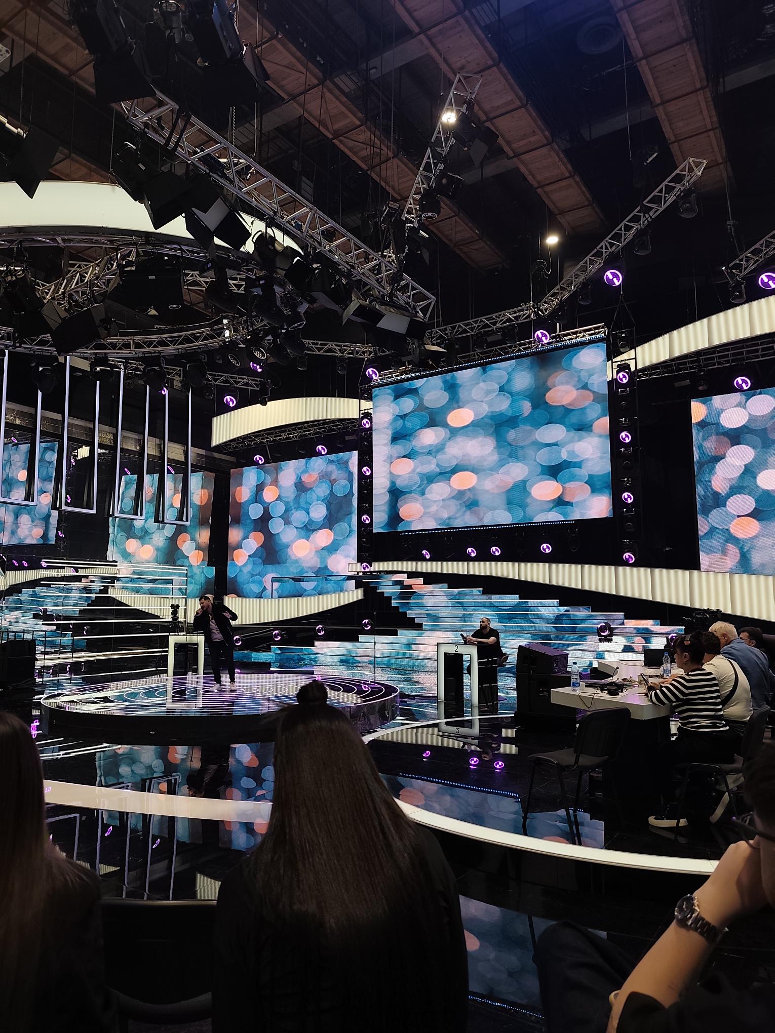 Danas se sve zahuktava: Vodimo vas u Grandov studio na tonsku probu takmičara Zvezda Granda VIDEO 4 1777296909710