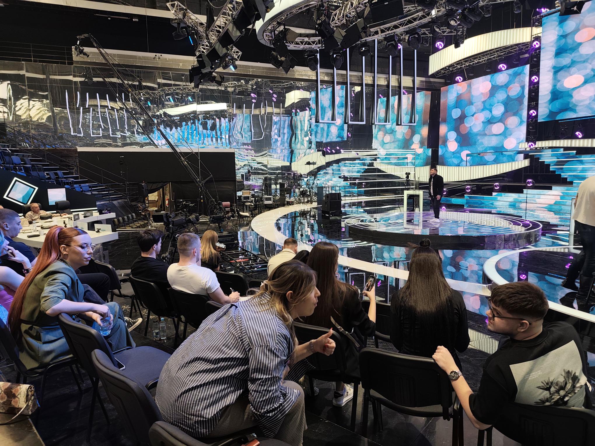 Danas se sve zahuktava: Vodimo vas u Grandov studio na tonsku probu takmičara Zvezda Granda VIDEO 6 1777296909732
