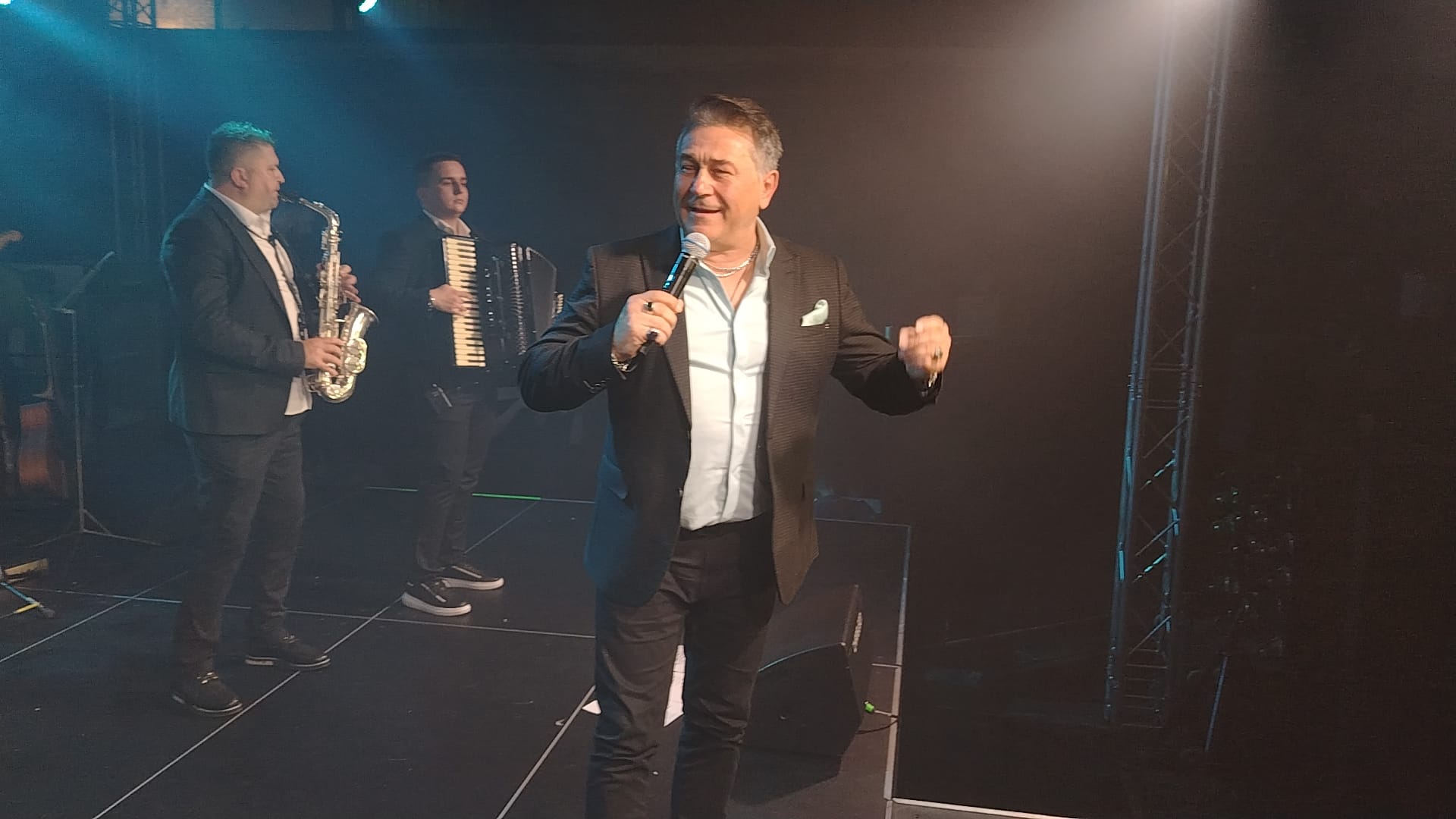 Novi Sad "gori" od emocija: Halid Muslimović sa prijateljima priredio veče pravog meraka za pamćenje FOTO 6 Halid Muslimovic 6