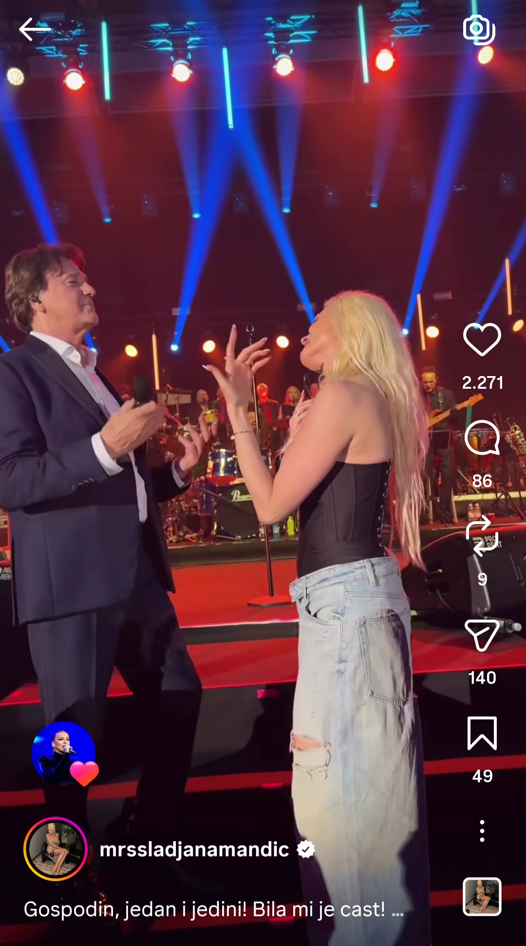 Čola raznežio sve na koncertu u Sarajevu: Izveo koleginicu na binu pa je ljubio i grlio (VIDEO) 7 Screenshot 20260406 151527 Instagram