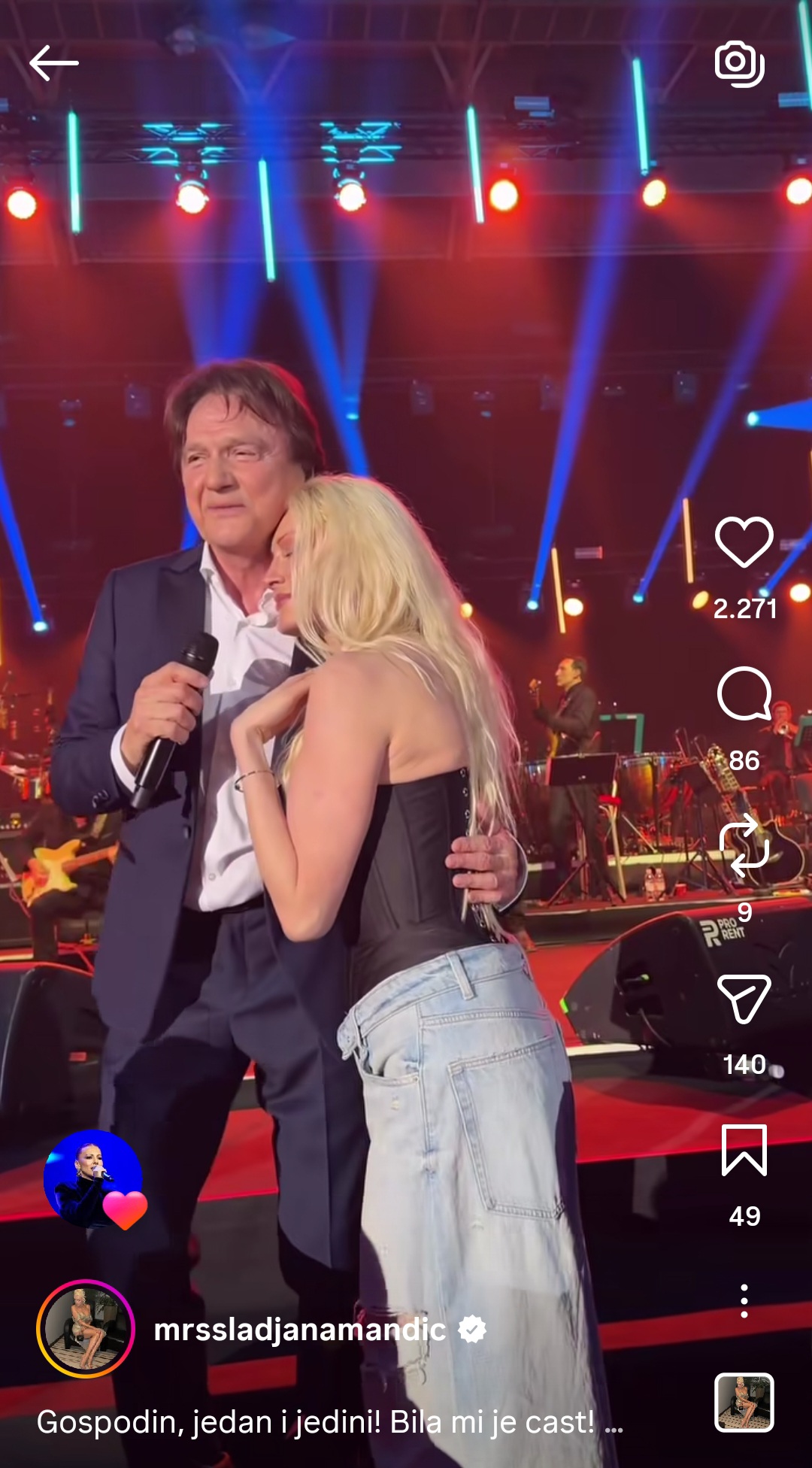 Čola raznežio sve na koncertu u Sarajevu: Izveo koleginicu na binu pa je ljubio i grlio (VIDEO) 8 Screenshot 20260406 151536 Instagram