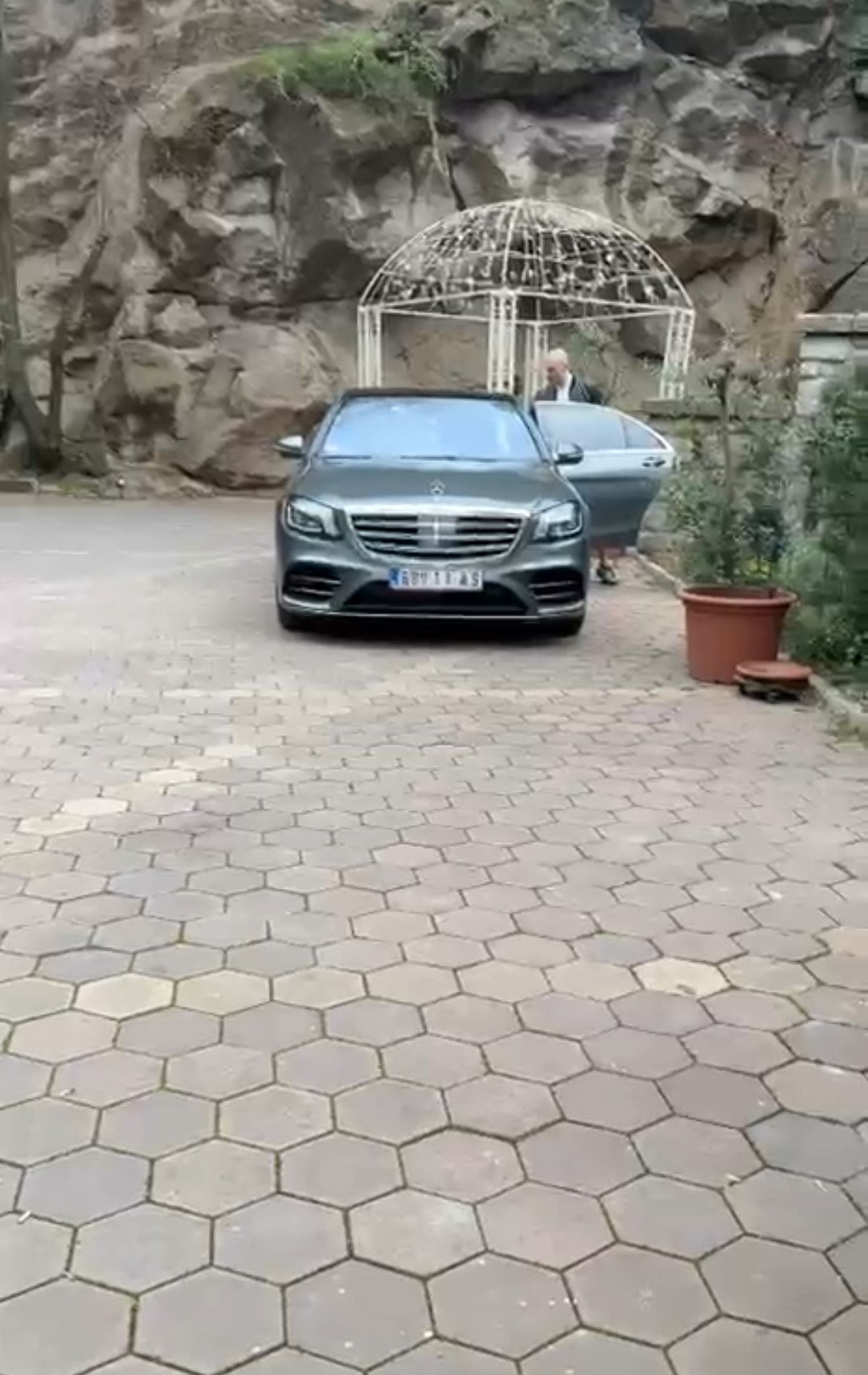 Sofra stigao na proslavu povodom rođenja ćerkice Tare pa otkrio: ,,Dobro je sve, samo nisam navikao da ovako spavam'' (VIDEO) 5 Screenshot 20260414 190823 Gallery 1