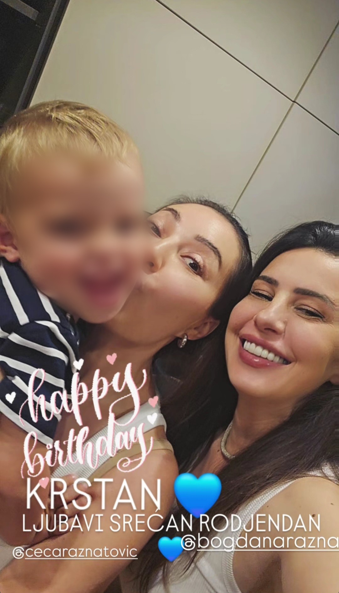 Cecin unuk danas slavi treći rođendan: Pevačica podelila emotivne snimke iz porodilišta (FOTO) 6 ceca krstan 2