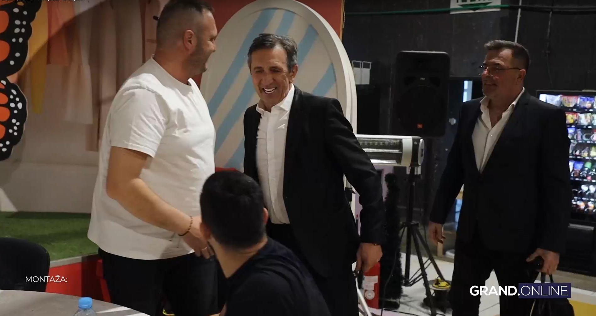 Zavirite iza scene večerašnjeg šoua "Nikad nije kasno", stigao neočekivan poklon VIDEO 5 nnk bekstejdz 1