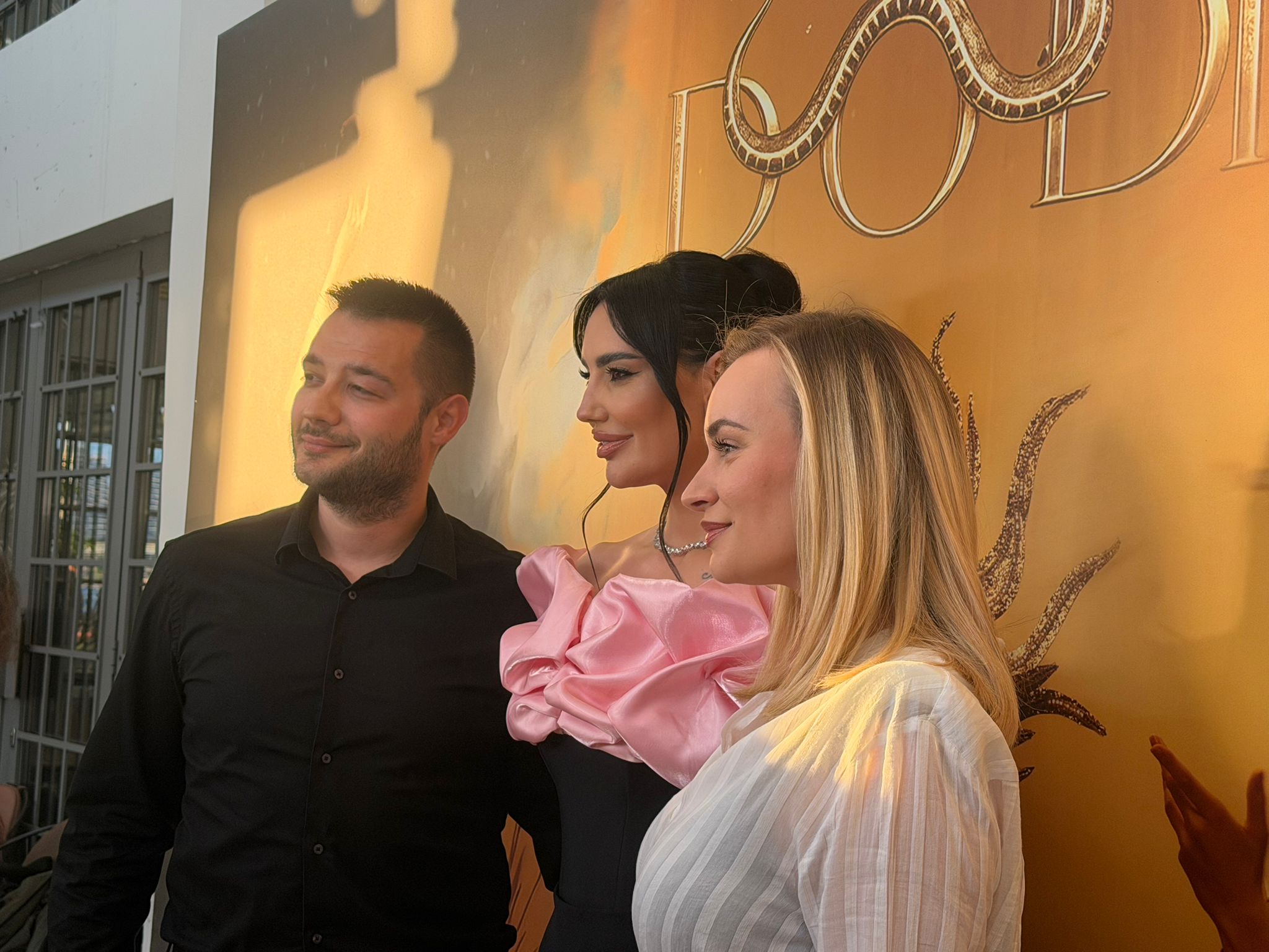 Duplo slavlje kod Katarine Grujić, stigla cela estrada (FOTO) 6 1779299282987
