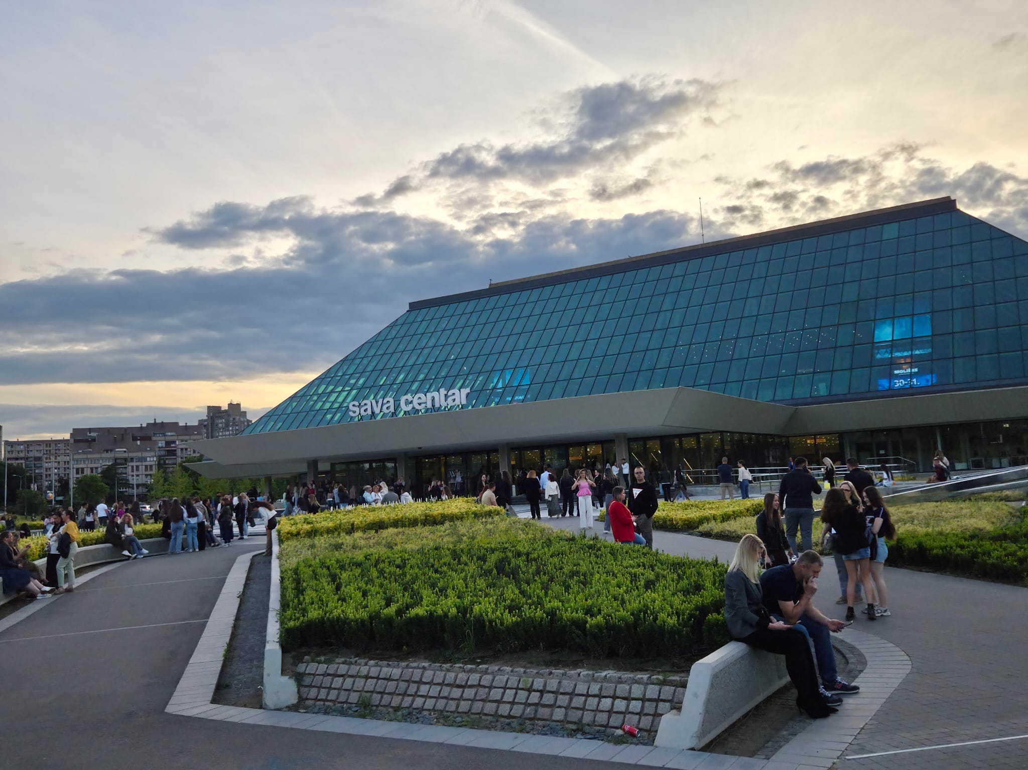 Počinje koncert "Lexington benda": U Sava centru se pojavili baloni sa neobičnim natpisima 5 IMG 20260515 WA0041