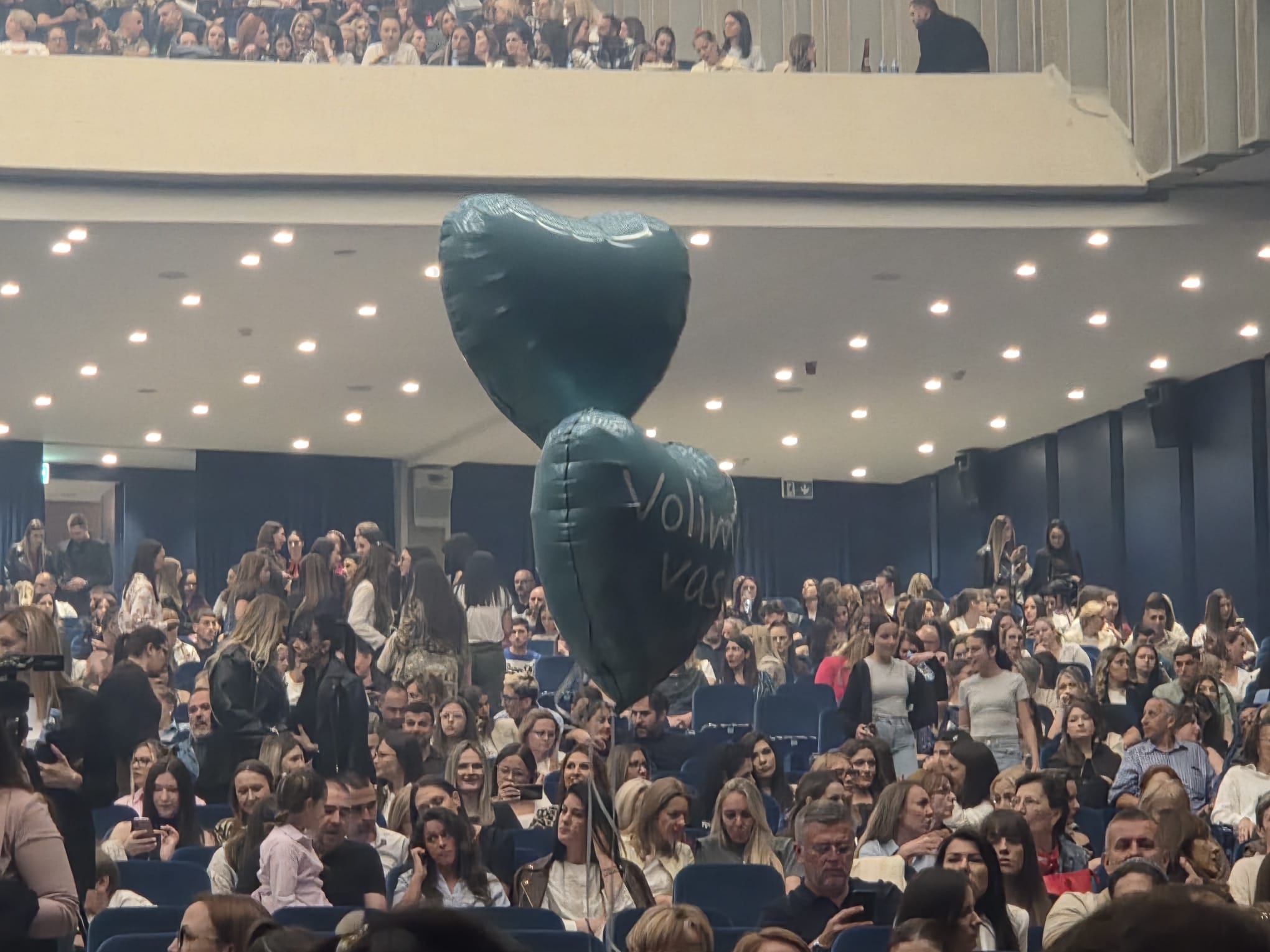 Počinje koncert "Lexington benda": U Sava centru se pojavili baloni sa neobičnim natpisima 8 IMG 20260515 WA0044