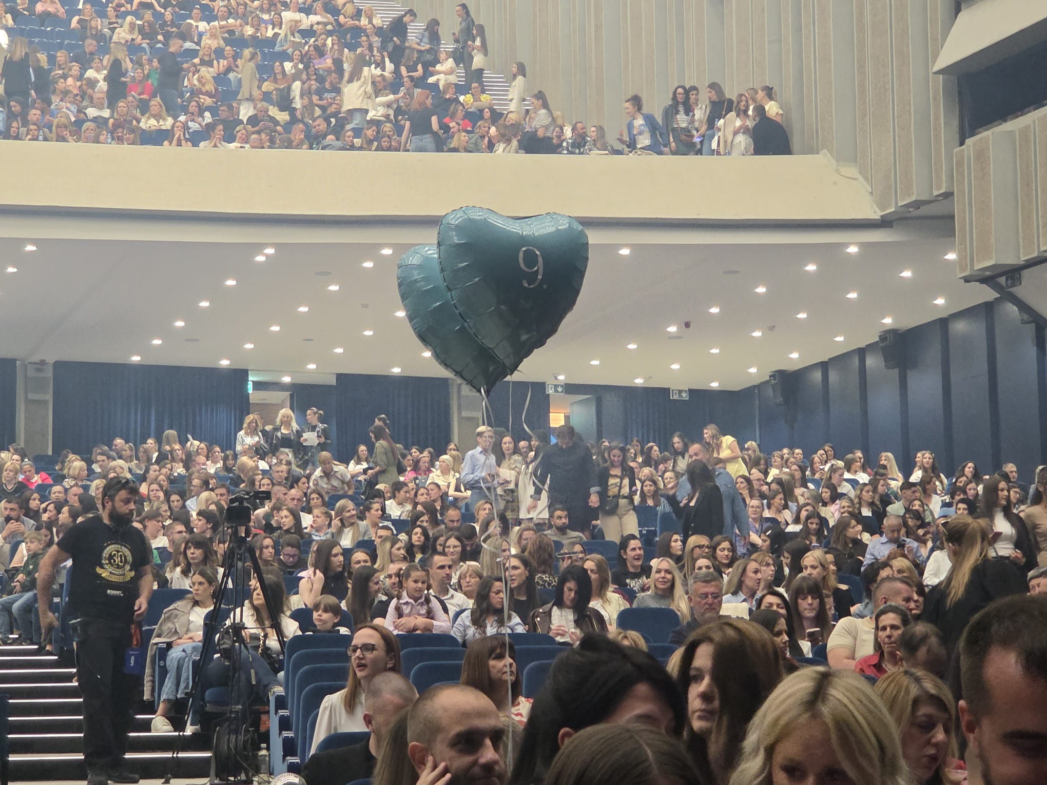 Počinje koncert "Lexington benda": U Sava centru se pojavili baloni sa neobičnim natpisima 9 IMG 20260515 WA0045