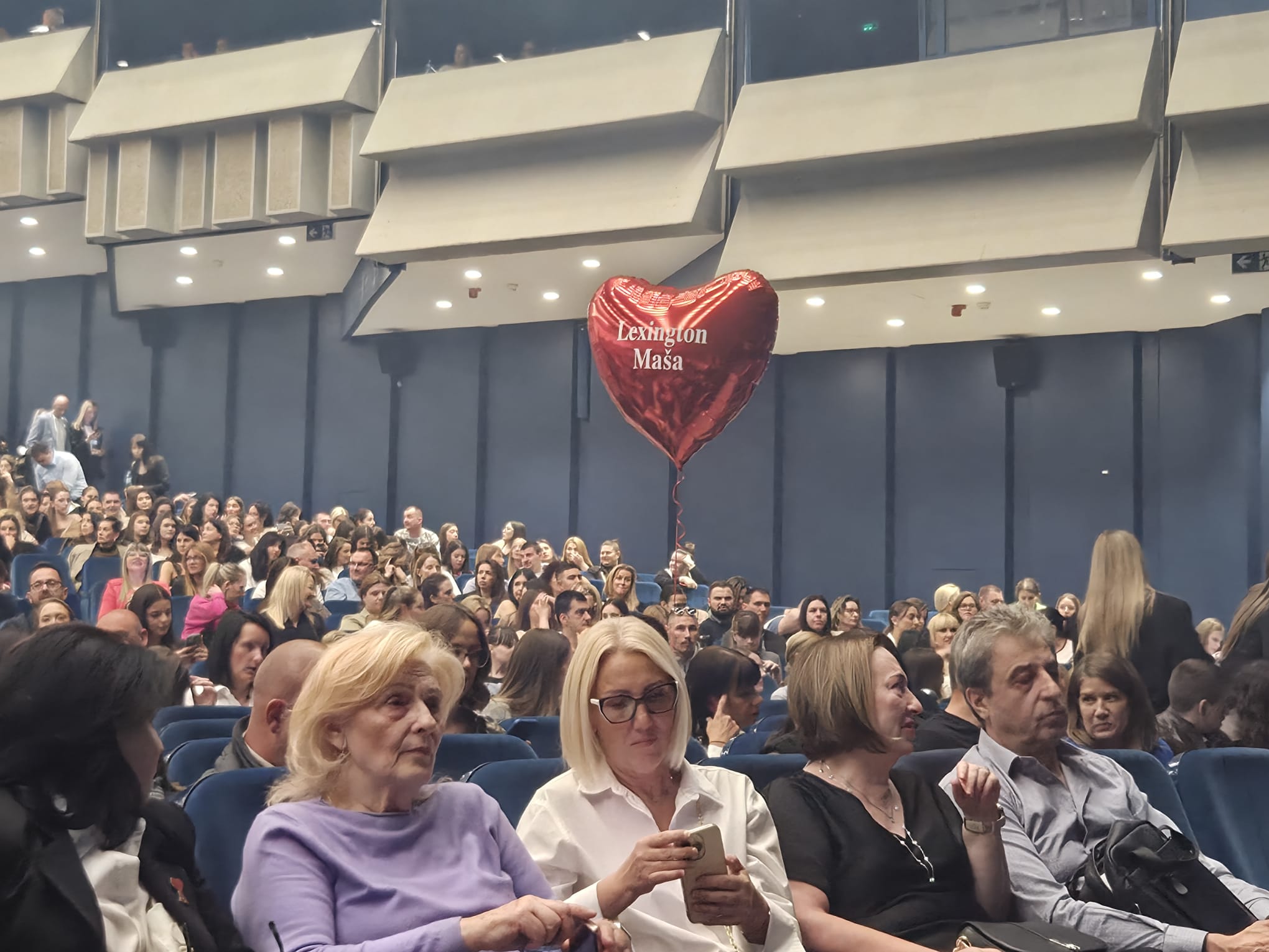 Počinje koncert "Lexington benda": U Sava centru se pojavili baloni sa neobičnim natpisima 7 IMG 20260515 WA0046