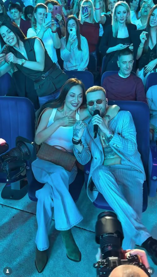 Vladan Savić grlio Cecu usred koncerta, pa joj zapevao na uvo: ,,Hvala na ispunjenom obećanju'' (VIDEO) 5 Screenshot 2026 05 12 105206