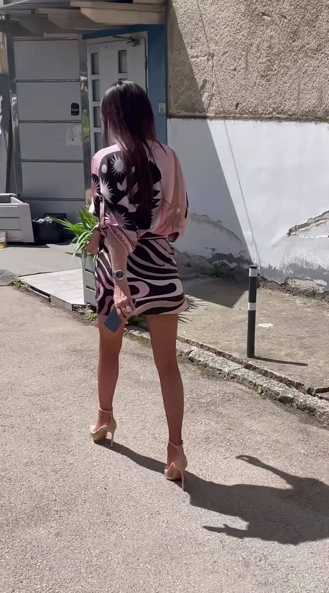 Ceca prošetala u najsmelijem izdanju do sad: Nikad kraća suknja i mrežaste čarape izmamili muške uzdahe (VIDEO) 7 Screenshot 20260512 151428 Instagram 1