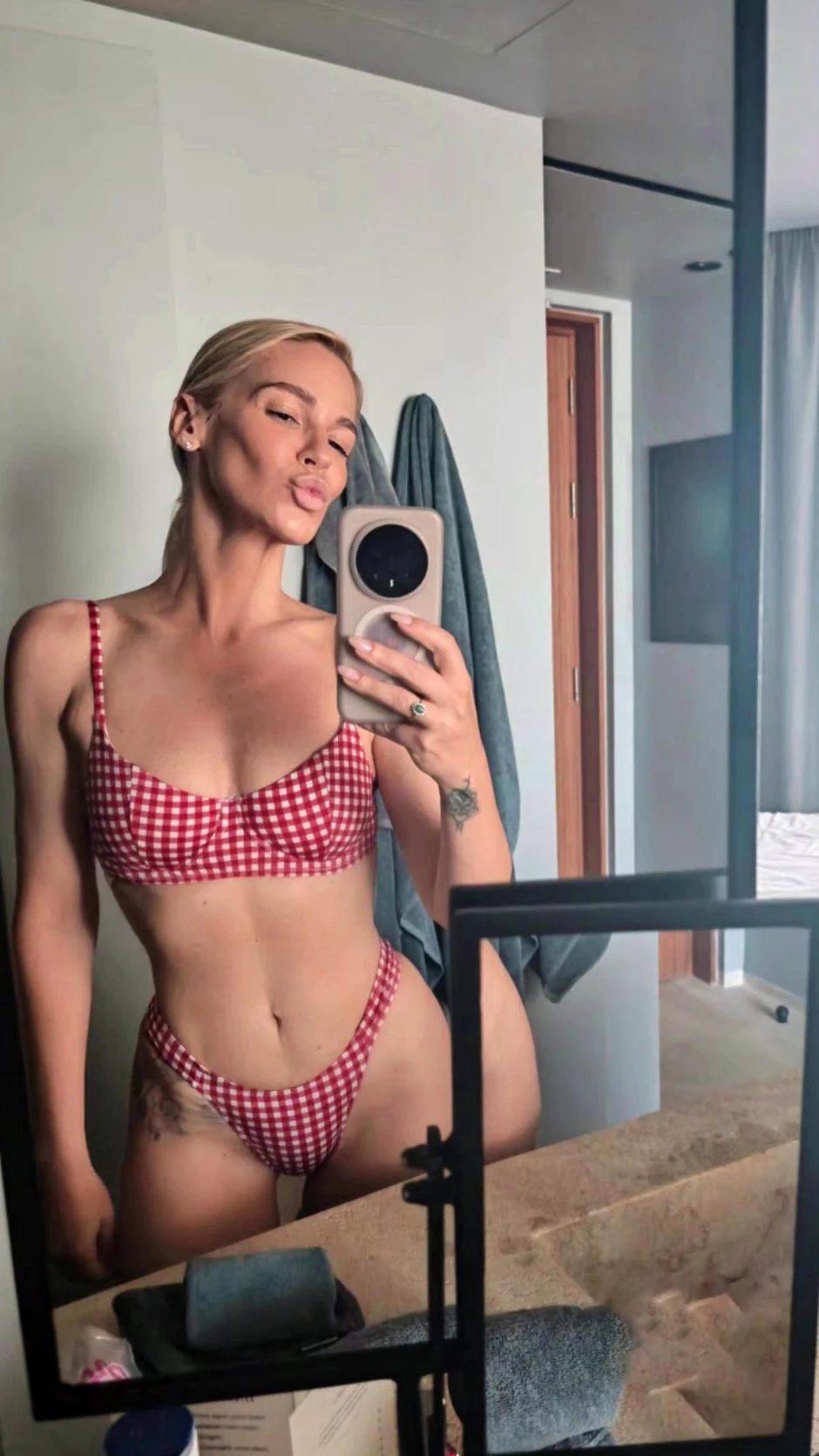 Muškarci ne skidaju pogled sa Nataše Bekvalac: Pevačica u bikiniju na Ibici izazvala lavinu komentara (FOTO) 6 image 6 14