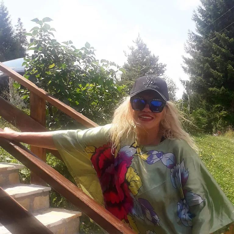 Nada Topčagić godinama ulagala milione u nekretnine: Pogedajte kako izgleda pevačicina luksuzna vikendica na Tari (FOTO) 6 image 8 15