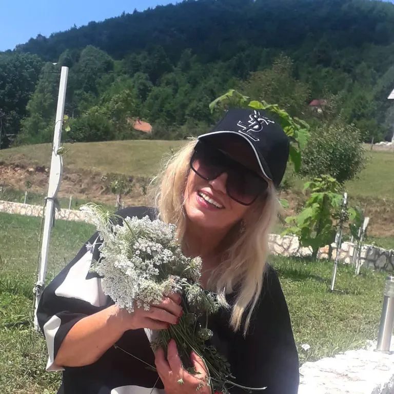 Nada Topčagić godinama ulagala milione u nekretnine: Pogedajte kako izgleda pevačicina luksuzna vikendica na Tari (FOTO) 9 image 8 17