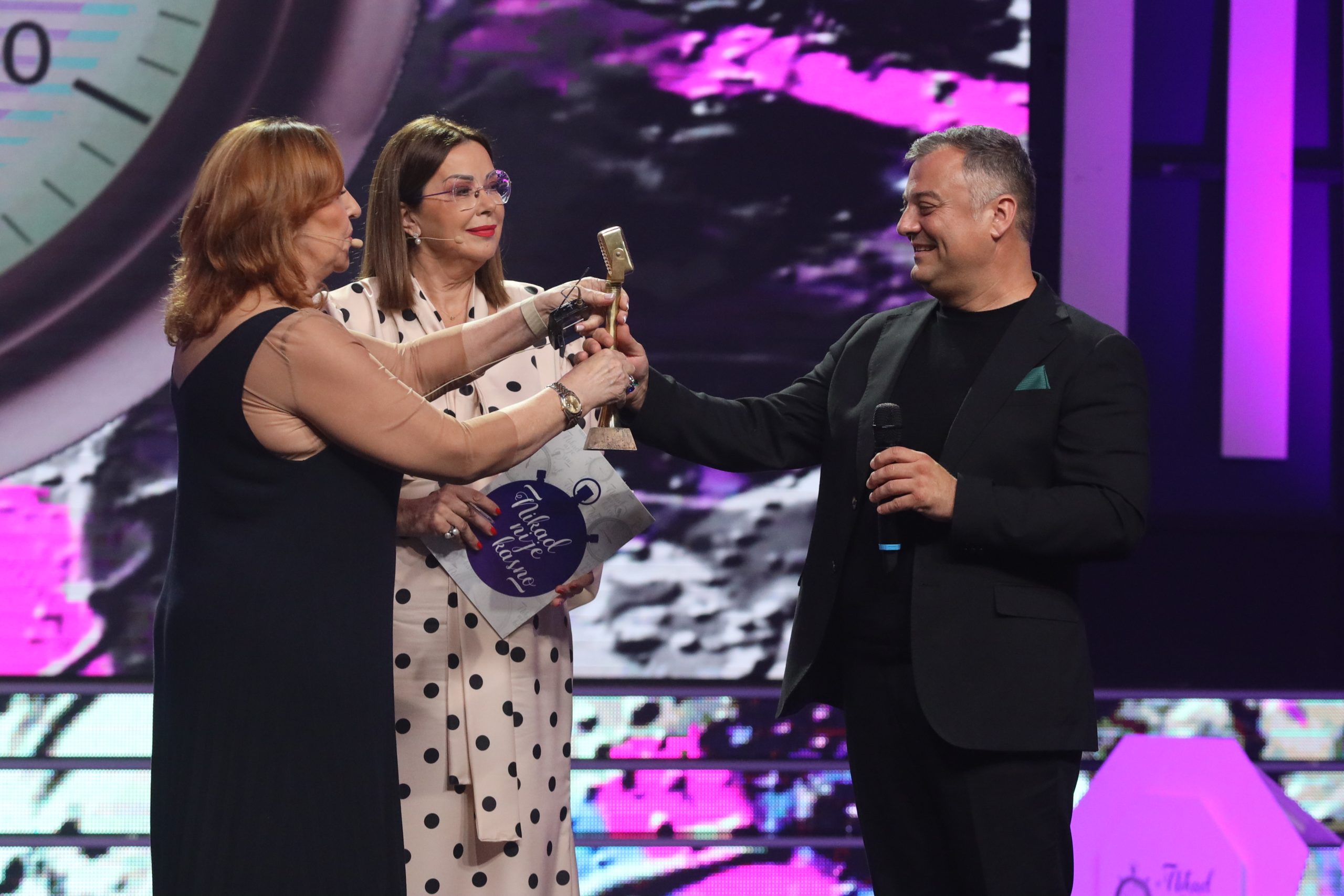 Viktor Dimitrievski je pobednik "Nikad nije kasno" po SMS glasovima: Ana Bekuta mu uručila pobedničku statuu 8 0A0A0056