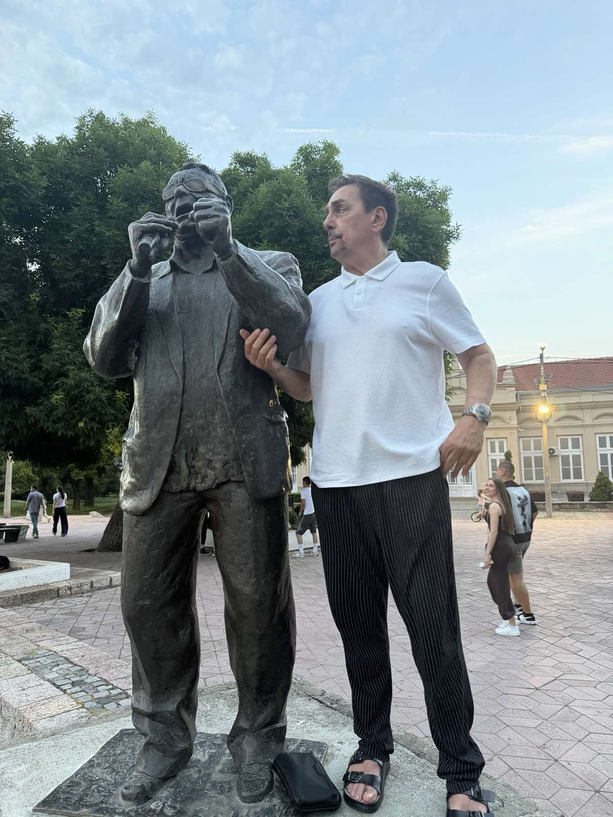 Narod sa svih strana: Dragan Kojić Keba zapevao na ulicama Niša i oduševio građane (FOTO) 6 41beb684 281f 4c8f ac63 8a6fe43d8bc3