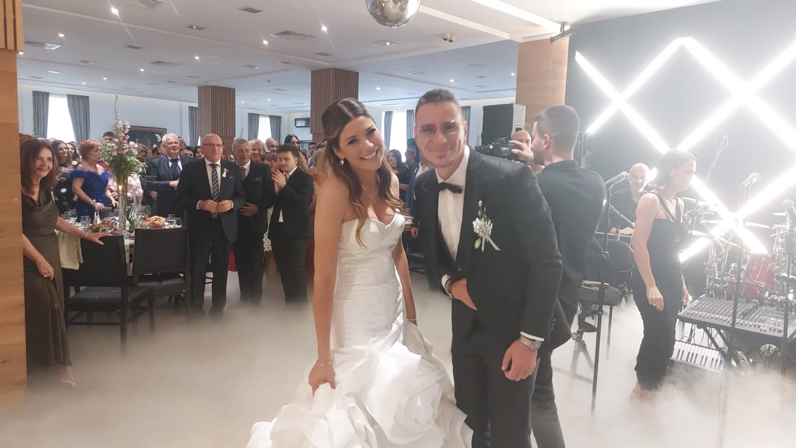 Oženio se sin direktora "Grand produkcije": Dušan i Staša izgovorili sudbonosno "da", Goran Šljivić u ovom trenutku skoro zaplakao (FOTO/VIDEO) 10 8433c65c 04fa 4f86 8643 d2592239cc2a 0DAB037D 64A8 42C9 B69E 44AFA1054415