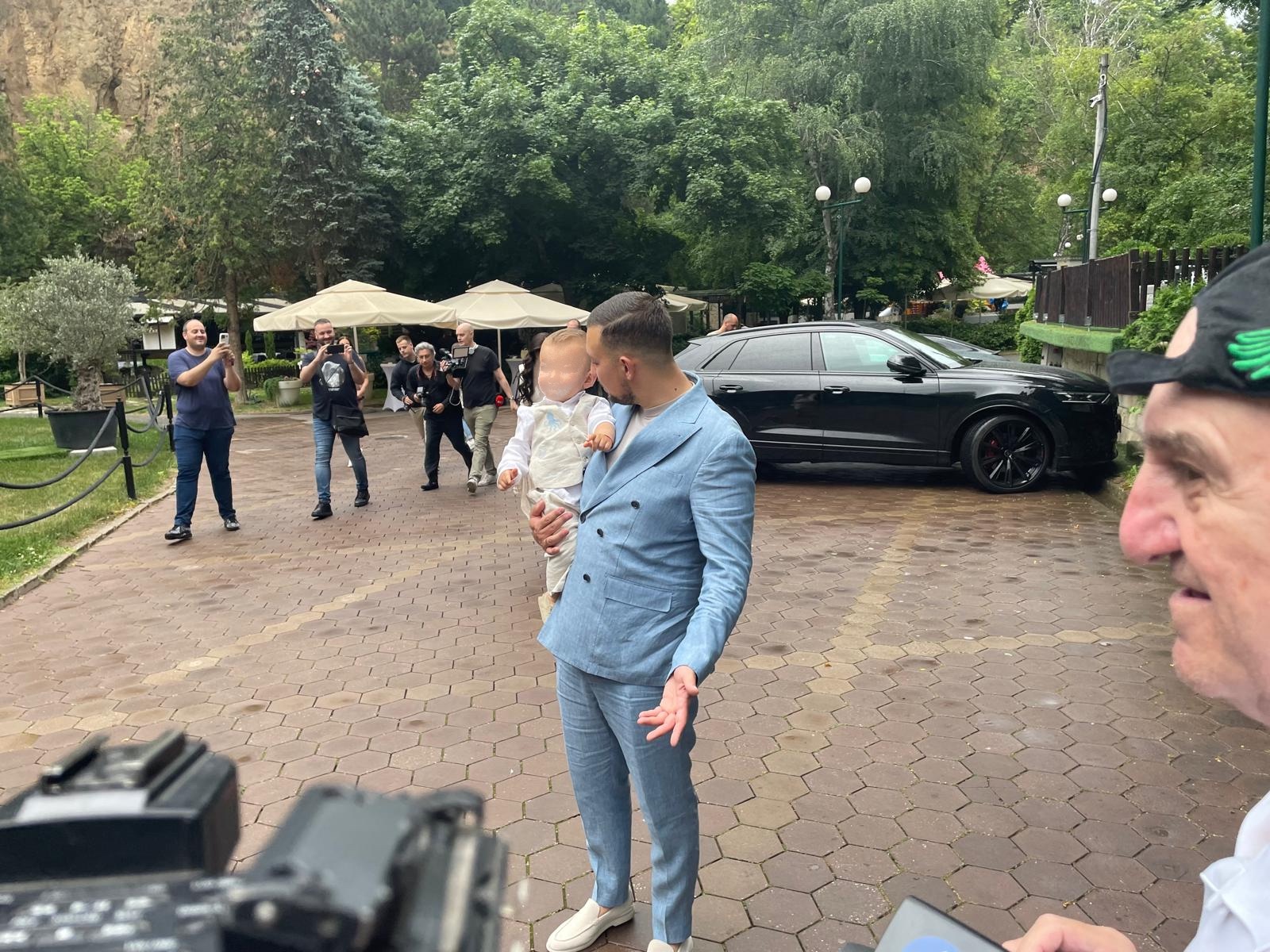 Uroš Živković i supruga stigli skockani od glave do pete: Sinu priredili proslavu 1. rođendana iz snova, pogledajte luksuznu dekoraciju (FOTO) 10 IMG 5215